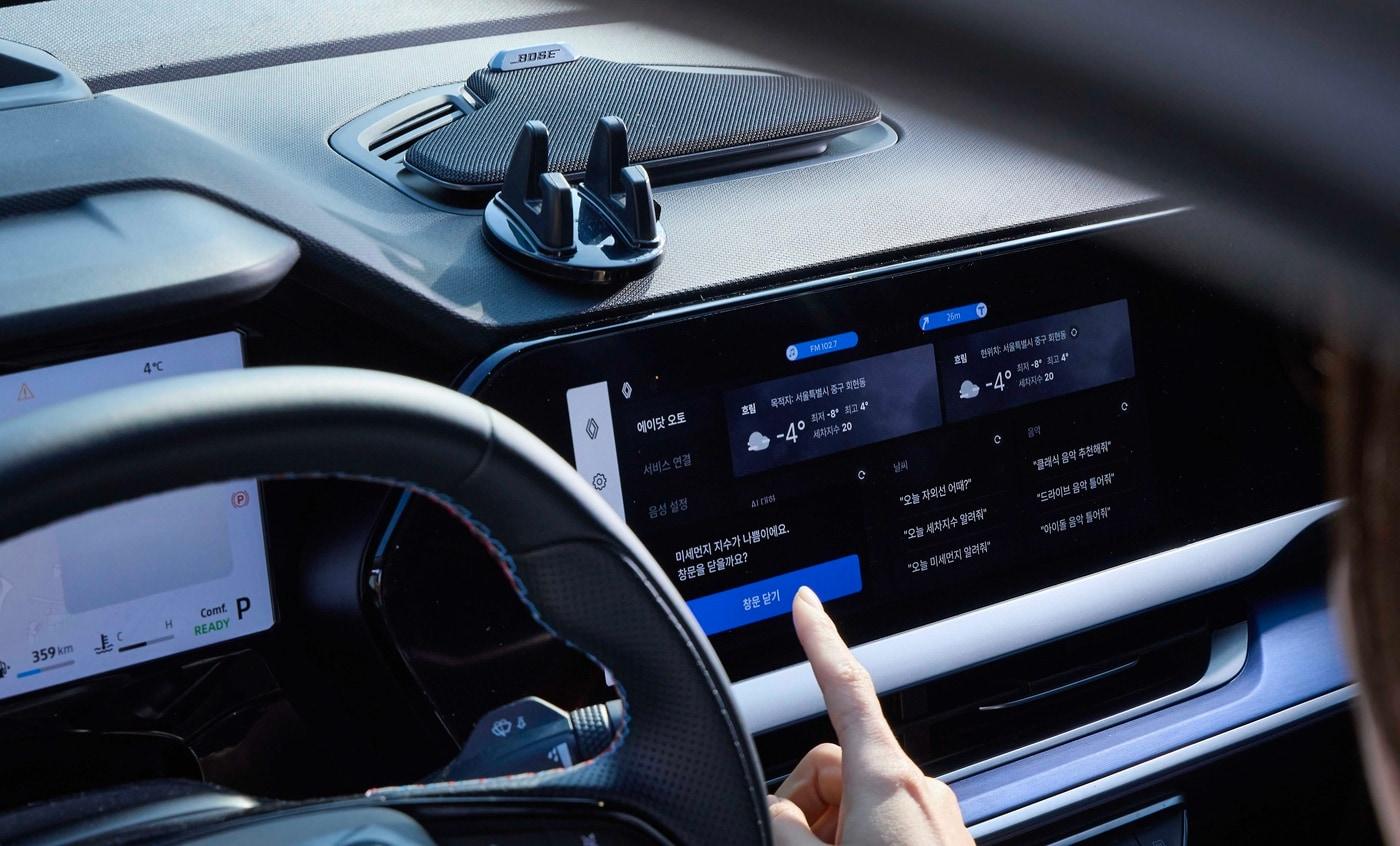 '에이닷 오토'가 미세먼지 지수가 나쁜 상황에서 창문을 닫자고 제안하는 모습. (SKT 제공)