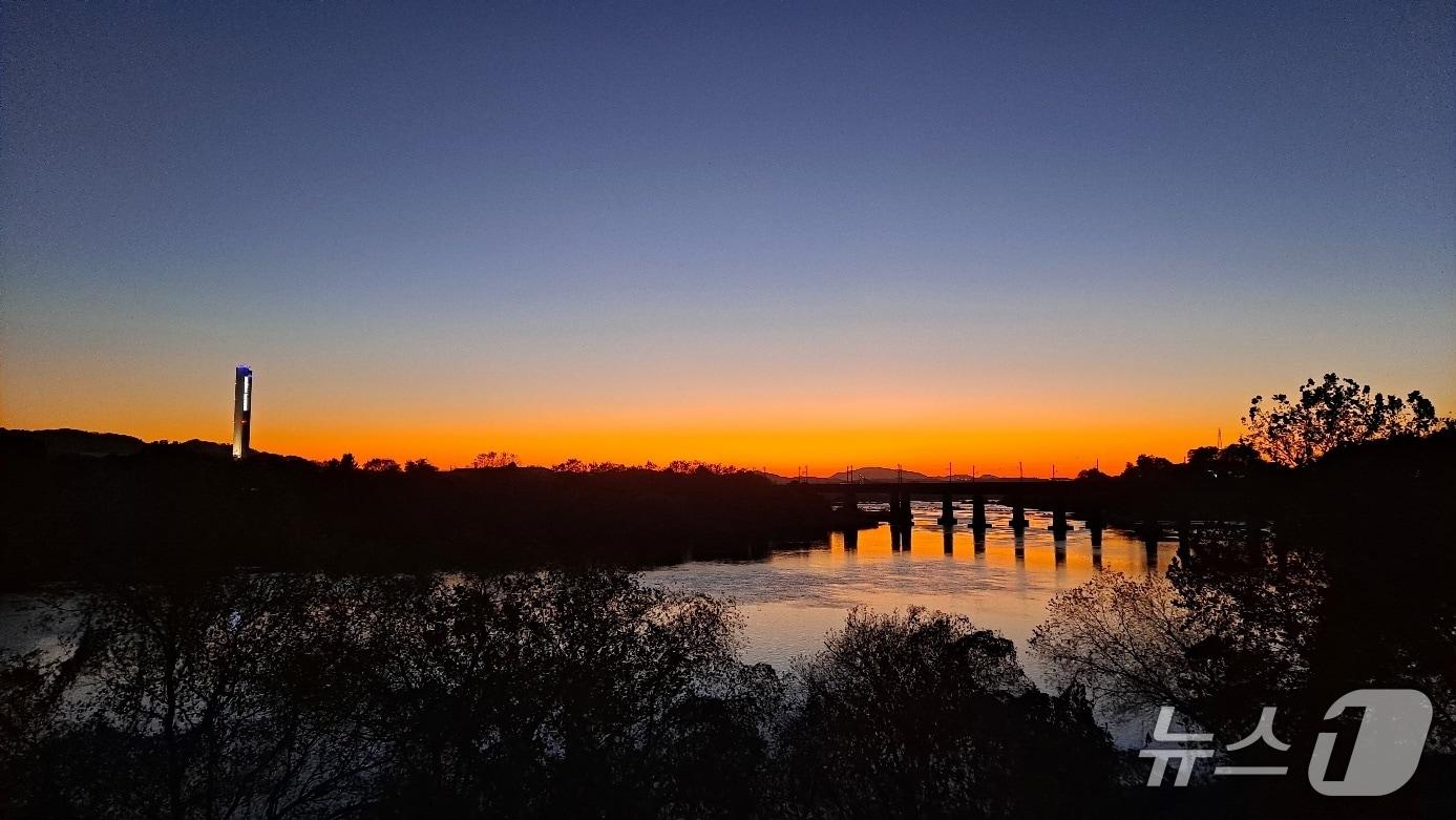 본문 이미지 -  충주 건지 노을숲에서 바라본 노을 풍경.(충주시 제공. 재판매 및 DB금지)/뉴스1