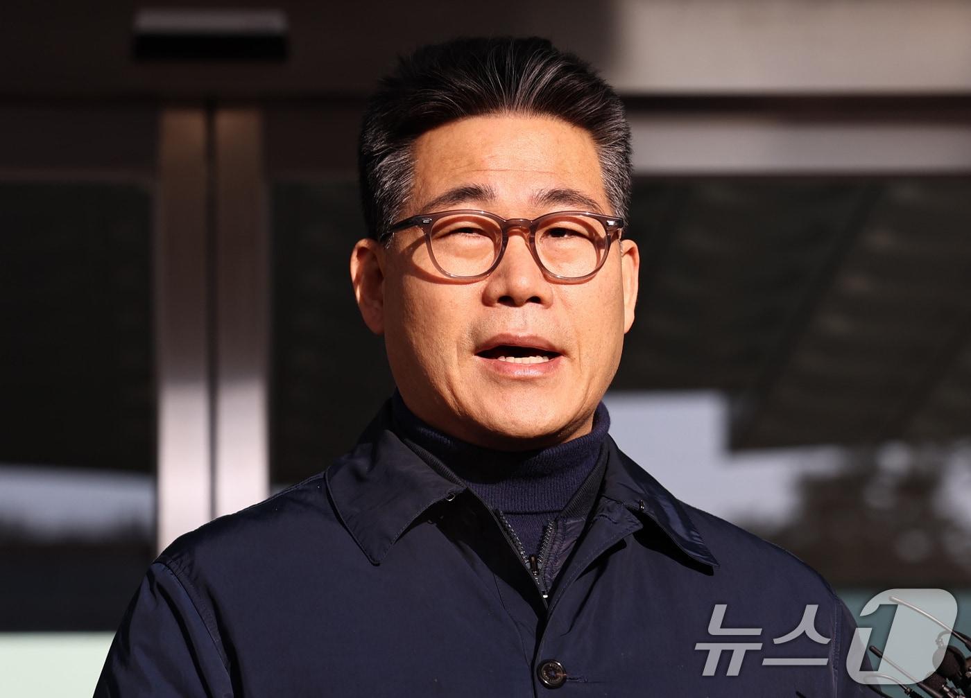 본문 이미지 - 서울동부지검에 파견돼 3개월간 '세관 마약수사 은폐 의혹'을 수사한 백해룡 경정이 14일 오전 서울 송파구 동부지검에서 파견 종료 입장을 밝히고 있다. 2026.1.14/뉴스1 ⓒ News1 구윤성 기자