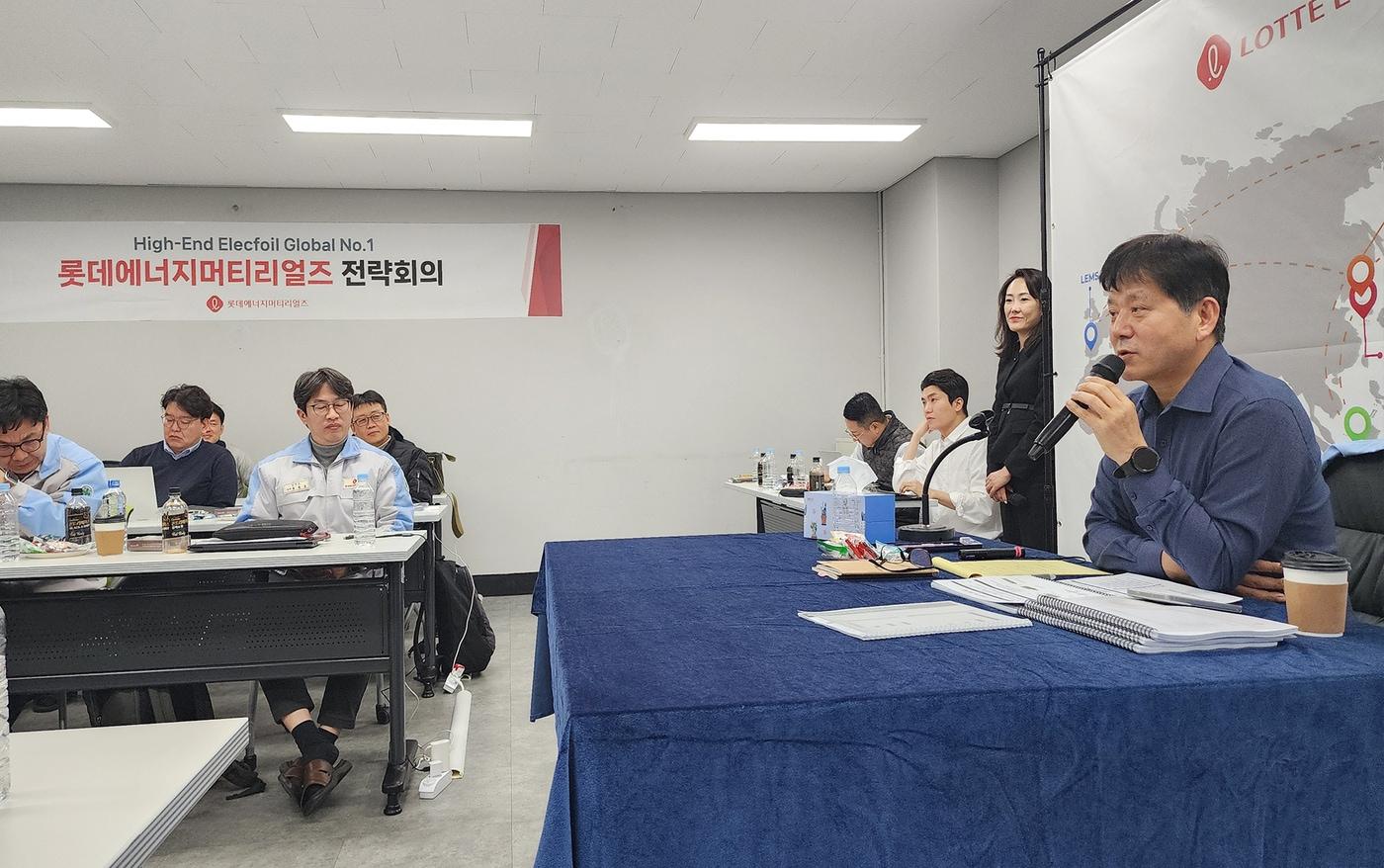 '2026 상반기 글로벌 전략회의'에서 김연섭 롯데에너지머티리얼즈대표이사(오른쪽)가 발표를 하고 있다. (롯데에너지머티리얼즈 제공)