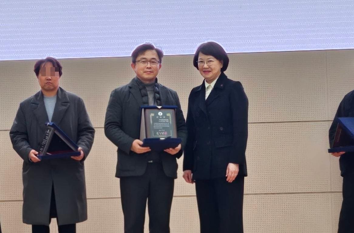 본문 이미지 - 차진원 월드펫동물메디컬센터 원장(오른쪽에서 두 번째)이 연성대학교로부터 감사패를 받고 기념 사진을 찍고 있다(동물병원 제공). ⓒ 뉴스1