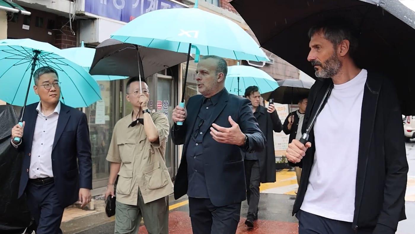 데이비드 치퍼필드 아키텍츠 소속 담당임원과 GS건설 관계자들이 성수1지구 현장을 둘러보고 있다. (GS건설 제공)  뉴스1 ⓒ News1