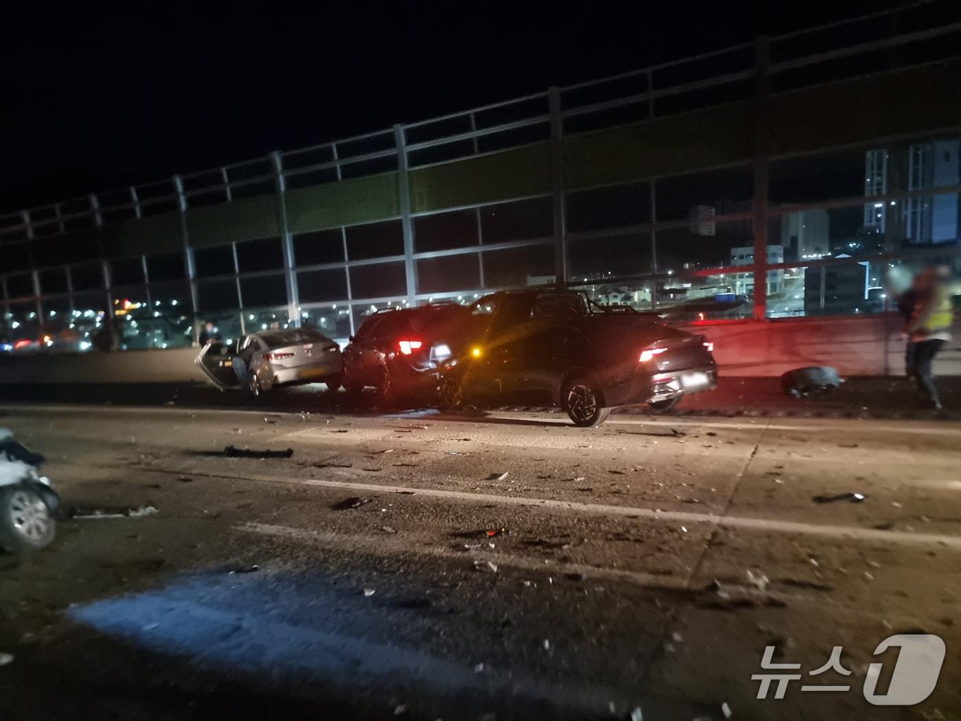 본문 이미지 - 경부고속도로 양산휴게소 인근 6중 추돌.(부산경찰청 제공. 재판매 및 DB금지)