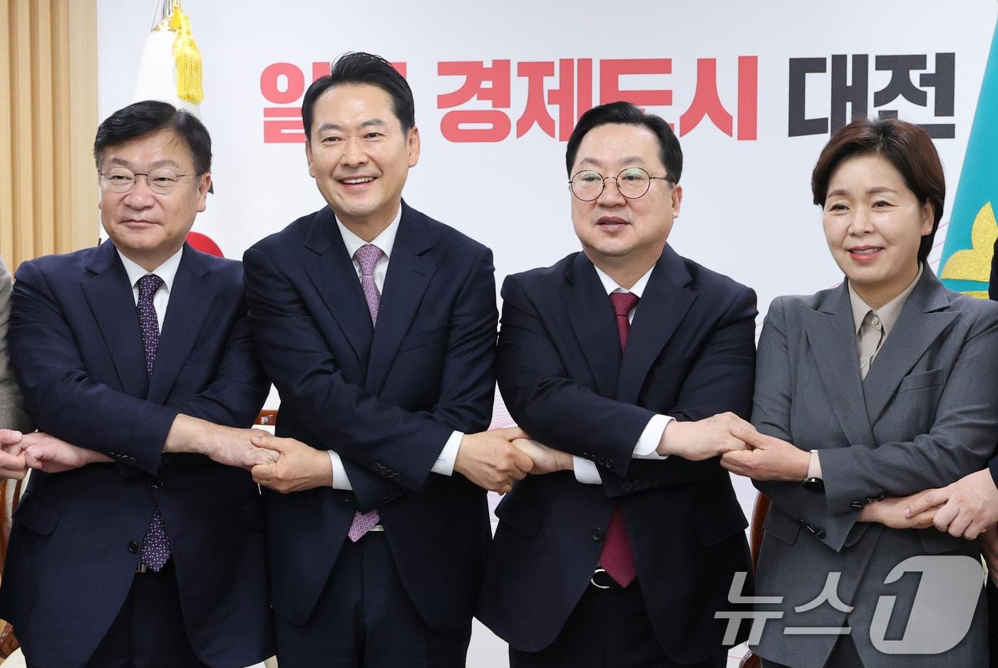 장동혁 국민의힘 대표가 14일 오전 대전시청에서 이장우 시장과 대전충남 행정통합 관련 정책협의를 마치고 포즈를 취하고 있다. 2026.1.14/뉴스1 ⓒ News1 김기태 기자