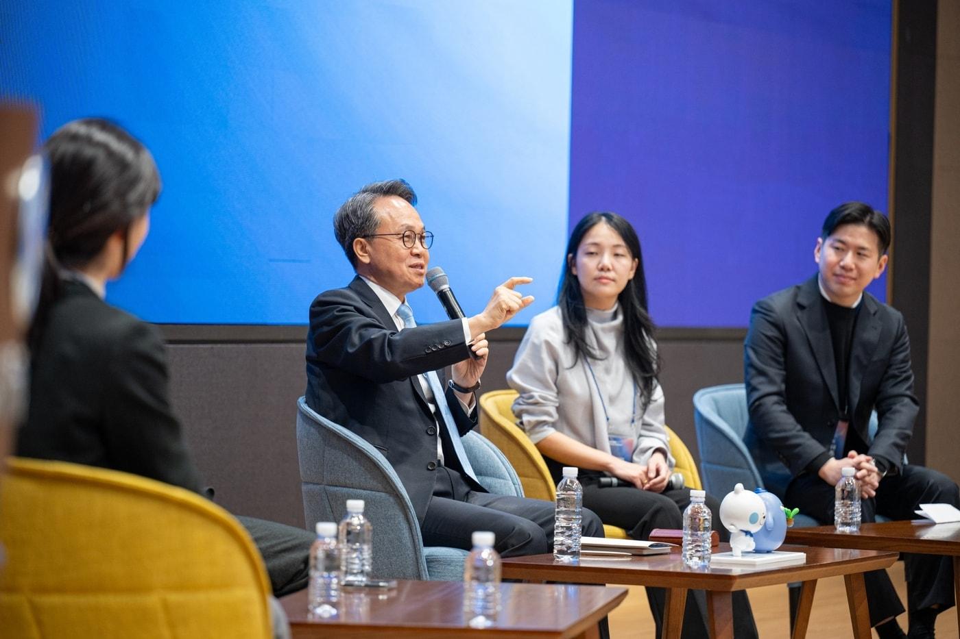 진옥동 신한금융회장이 그룹 AX 혁신리더들과 토크콘서트 하는 모습