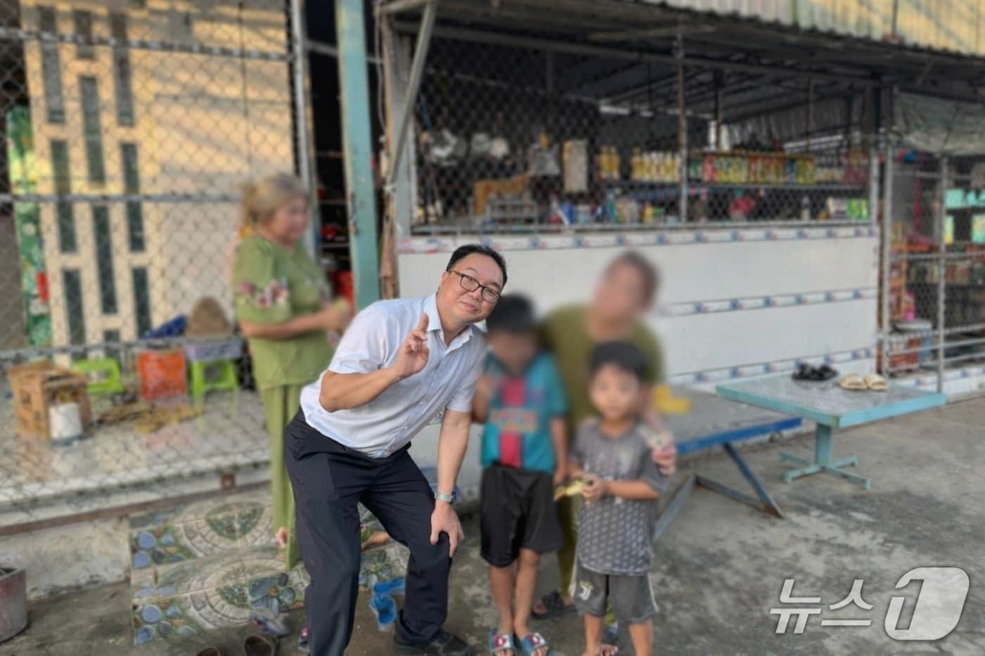 지난 9일 주호치민대한민국총영사관 영사가 경남경찰청에 수사의뢰된 미취학아동을 베트남 현지에서 발견해 안전을 확인한 뒤 사진 촬영을 하고 있다.(경남경찰청 제공. 재판매 및 DB금지)