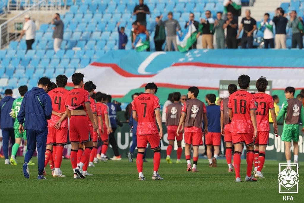 본문 이미지 - U23 축구대표팀이 2026 아시안컵에서 졸전 끝 우즈베키스탄에 완패했다. 전술적으로도 정신력에서도 모두 밀렸다. (대한축구협회 제공)