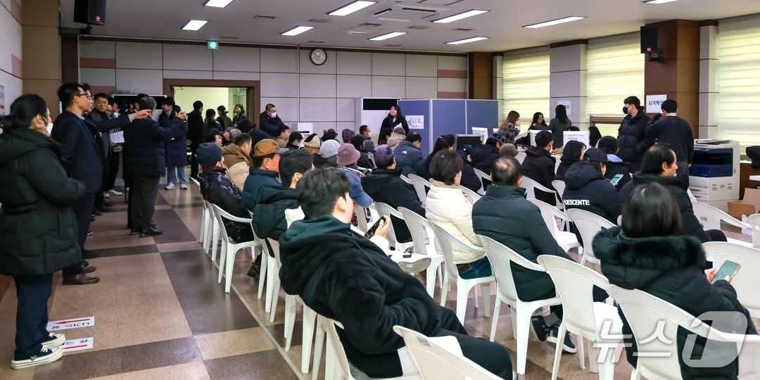 본문 이미지 - 충북 옥천군 옥천읍행정복지센터에 설치한 농어촌 기본소득 신청 접수 창구에 주민들이 대기하고 있다. (옥천군 제공. 재판매 및 DB금지) /뉴스1