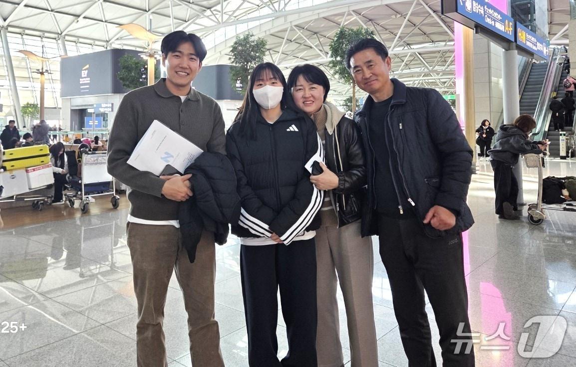 본문 이미지 - 김세연(왼쪽 두번째)이 13일 오후 인천국제공항에서 가족들과 함께 기념사진을 촬영했다.(김은호 씨 제공. 재판매 및 DB금지)/뉴스1 