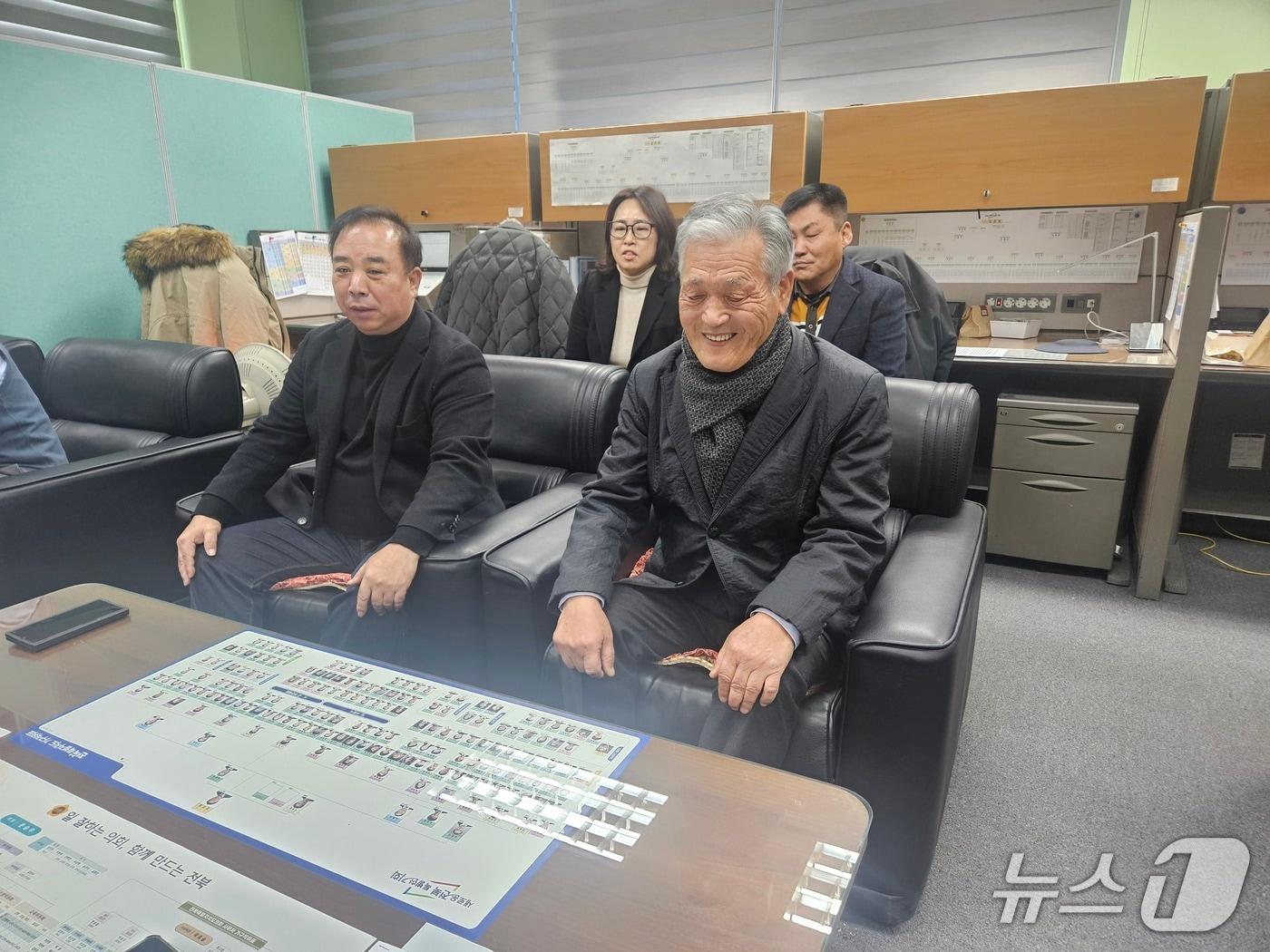 본문 이미지 - 14일 완주·전주통합반대 완주군민대책위원회가 전북도의회를 방문해 간담회를 갖고 있다.2026.1.14/뉴스1