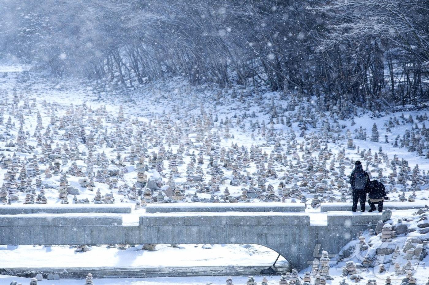 지난 13일 강원 인제군 백담사 일원에 불자들이 소망을 빌며 쌓아 올린 돌탑이 눈보라에도 끄떡없이 견고함을 유지하고 있다.(인제군 제공. 재판매 및 DB금지) 2026.1.14/뉴스1 ⓒ News1 이종재 기자