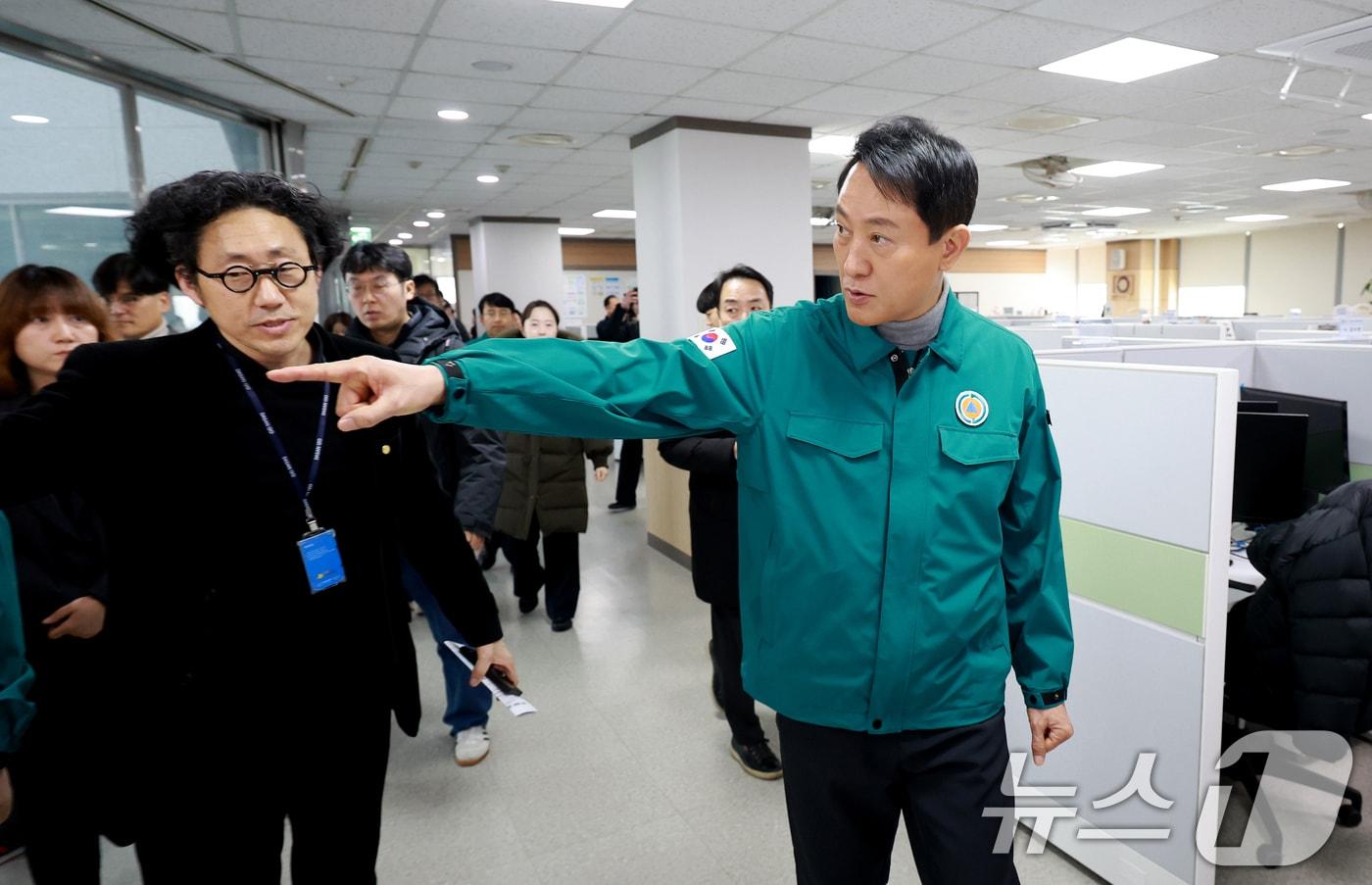 오세훈 서울시장이 14일 서울 동대문구 120다산콜센터를 현장방문 하고 있다. 120다산콜센터는 시내버스 파업 관련 120다산콜 비상 상담을 운영중이다. 2026.1.14/뉴스1 ⓒ News1 이호윤 기자