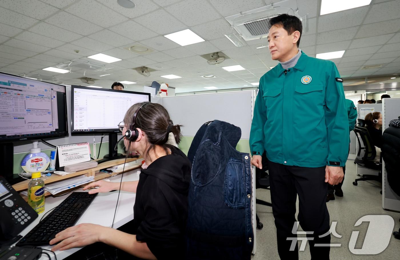 본문 이미지 - 오세훈 서울시장이 서울 동대문구 120다산콜센터를 방문해 현장점검하고 있다. 2026.1.14 ⓒ 뉴스1 이호윤 기자