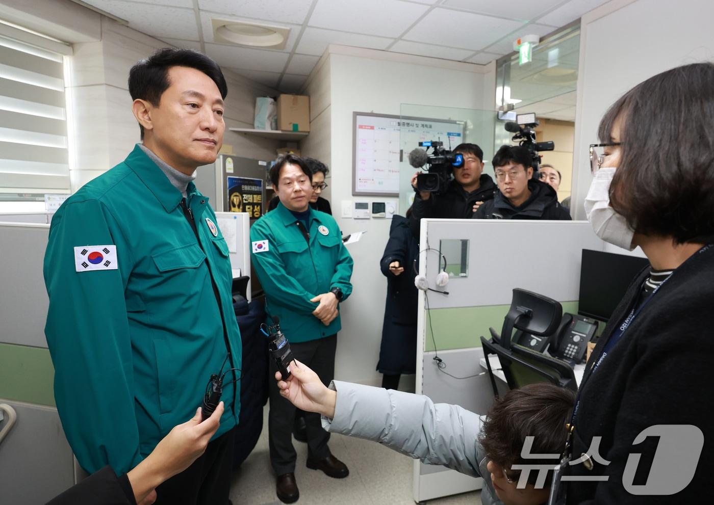 본문 이미지 - 오세훈 서울시장이 14일 서울 동대문구 120다산콜센터를 방문해 관계자에게 시내버스 파업 관련 120다산콜 비상 상담 운영계획을 보고받고 있다. 2026.1.14/뉴스1 ⓒ News1 이호윤 기자