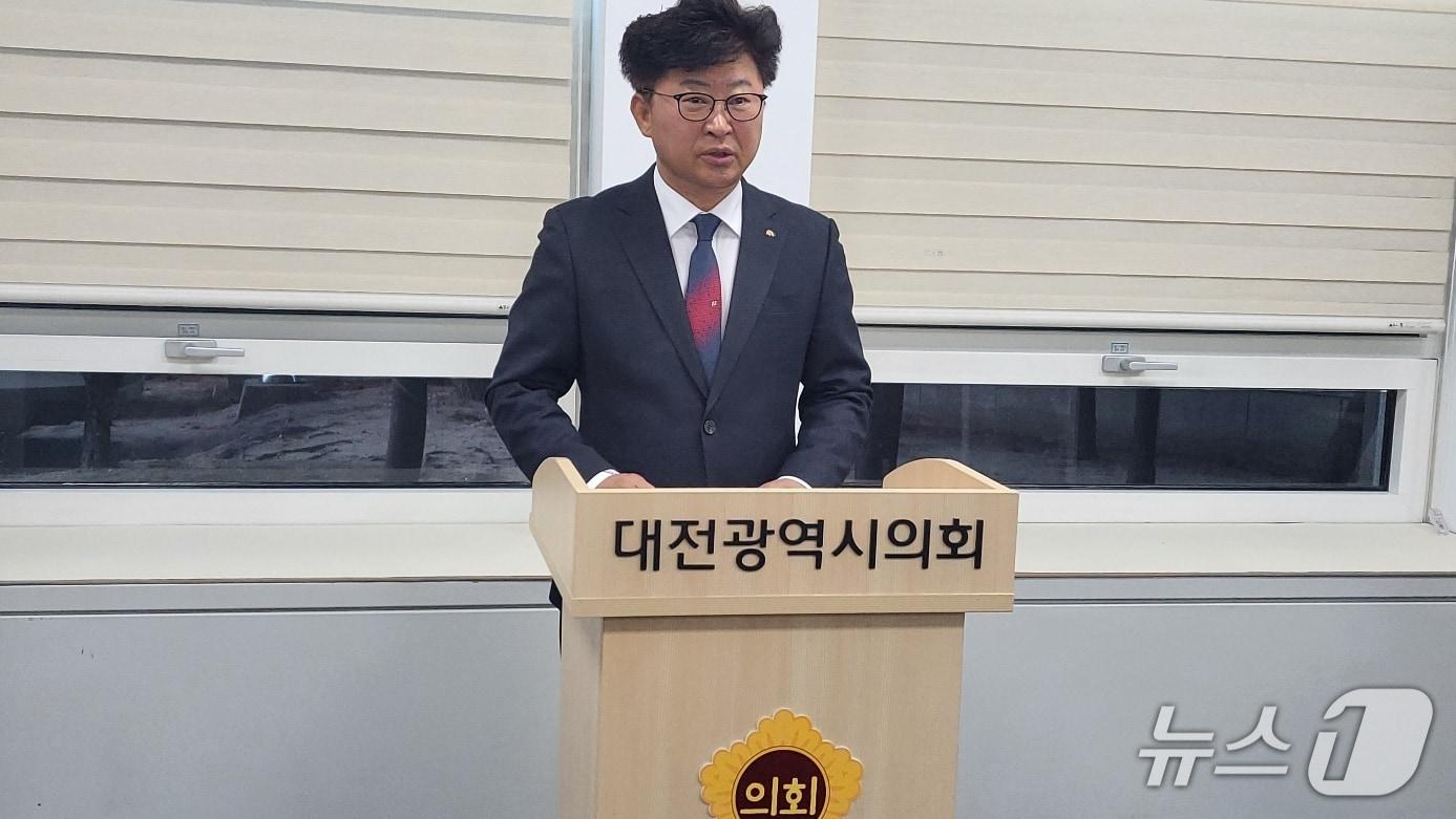 본문 이미지 - 최충규 대전 대덕구청장이 14일 오전 대전시의회 기자실에서 가칭 대덕세무서 신설을 촉구하고 있다. 박종명 기자 / 뉴스1