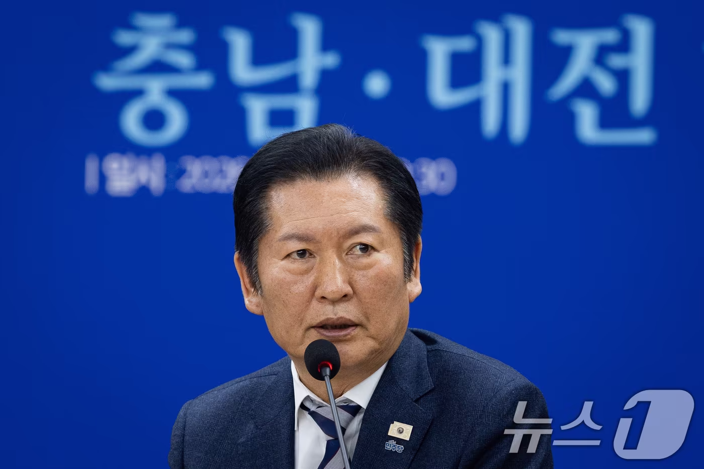 정청래 더불어민주당 대표가 14일 충남 서산시 서산축산종합센터에서 열린 충남 민생 현장 최고위원회의에서 모두 발언을 하고 있다. 2026.1.14/뉴스1 ⓒ News1 유승관 기자