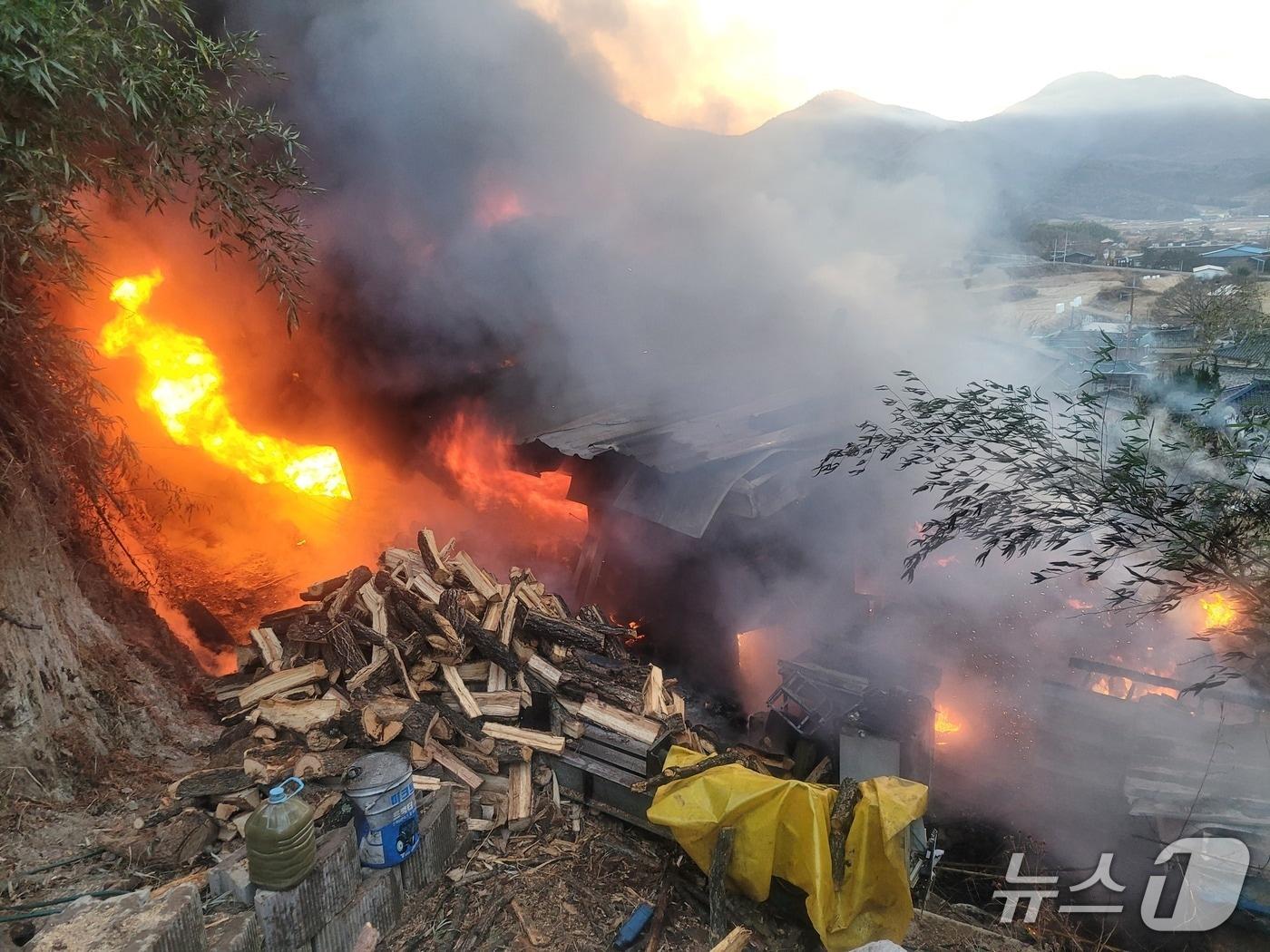 본문 이미지 - 14일 오전 7시 6분쯤 밀양시 초동면의 한 주택에서 불이나 거주자 1명이 대피했다. 화재 현장 모습.(경남소방본부 제공. 재판매 및 DB금지) 뉴스1