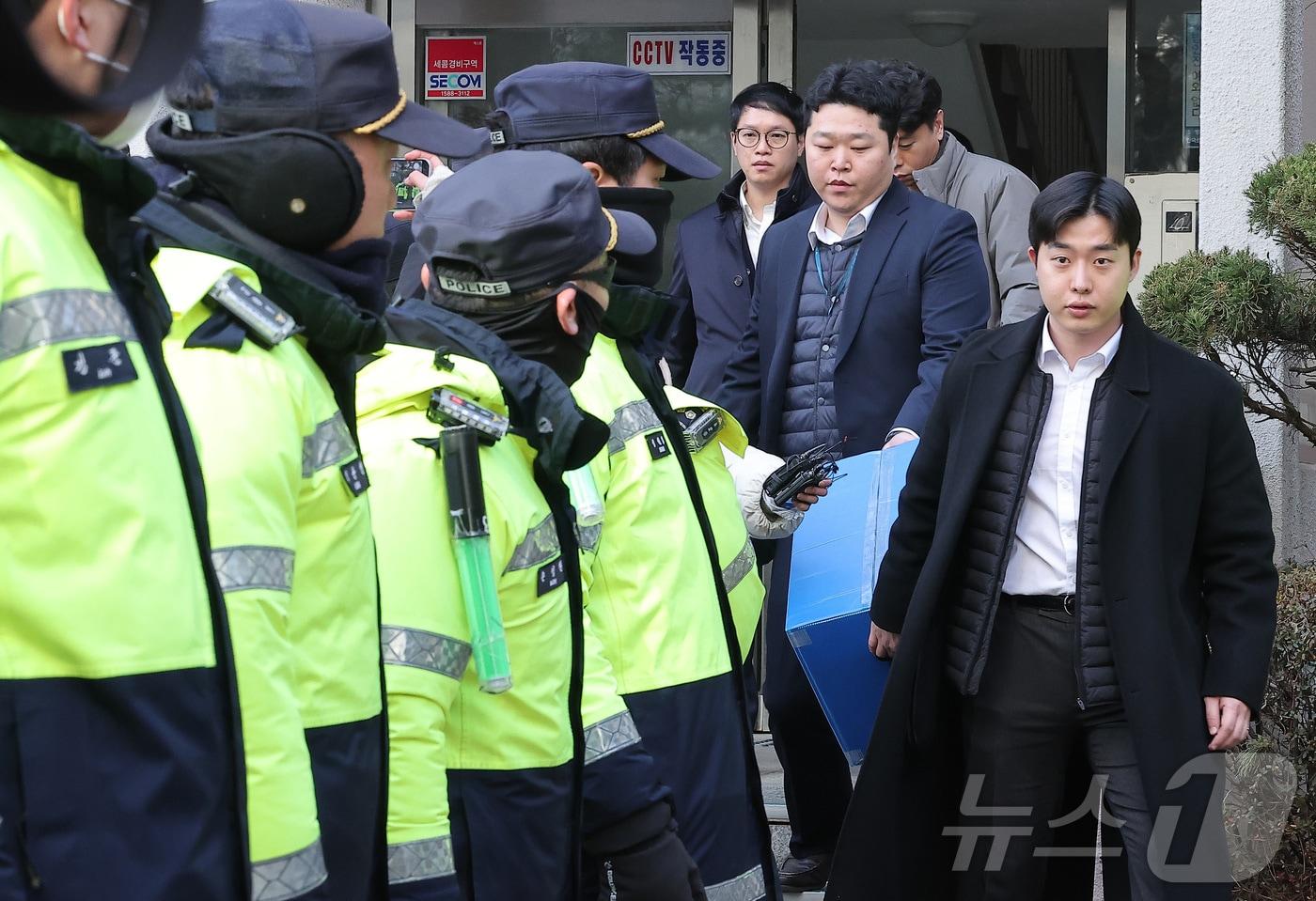 본문 이미지 - 경찰이 공천헌금 수수 등 각종 비위 의혹에 휩싸인 김병기 더불어민주당 의원 주거지 등 6개소에 대한 압수수색을 나선 14일 서울 동작구 김병기 의원의 자택에서 압수수색을 마친 경찰들이 압수물품을 차량으로 옮기고 있다. 2026.1.14/뉴스1 ⓒ News1 김성진 기자
