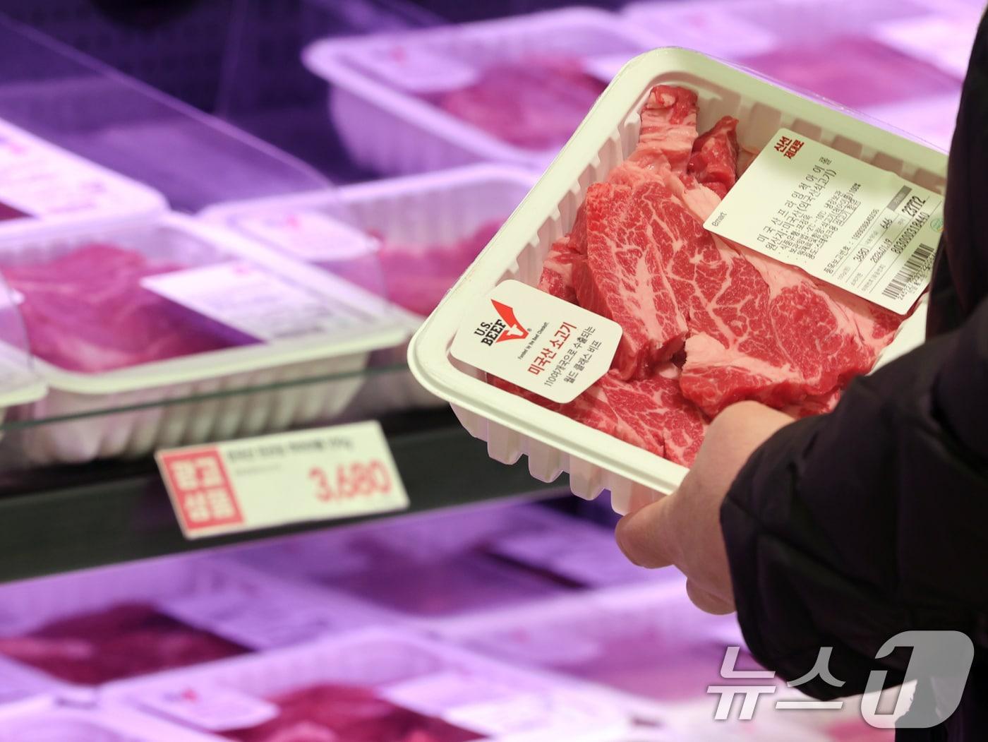 본문 이미지 - 14일 서울시내 한 대형마트에서 고객이 미국산 수입 소고기를 고르고 있다. 이날 한국은행이 발표한 '2025년 12월 수출입물가지수 및 무역지수(잠정)'에 따르면, 지난달 수입물가지수(원화 기준 잠정치·2020년=100)는 143.20으로 전월(141.47) 대비 0.7% 상승했다. 전년 동월 대비로도 0.3% 올랐다. 수입물가가 전월 대비 기준으로 6개월 연속 상승한 것은 2021년 5~10월 이후 가장 긴 상승 기간이다. 2026.1.14/뉴스1 ⓒ News1 황기선 기자