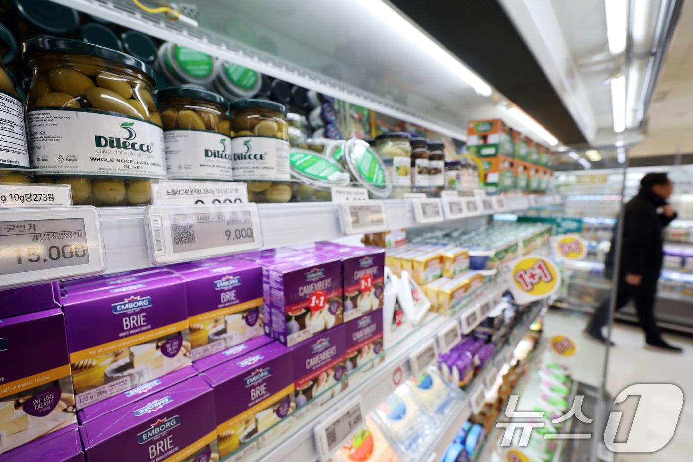 본문 이미지 - 14일 서울시내 한 대형마트에 수입 식료품이 진열돼 있다. 이다. 2026.1.14/뉴스1 ⓒ News1 황기선 기자