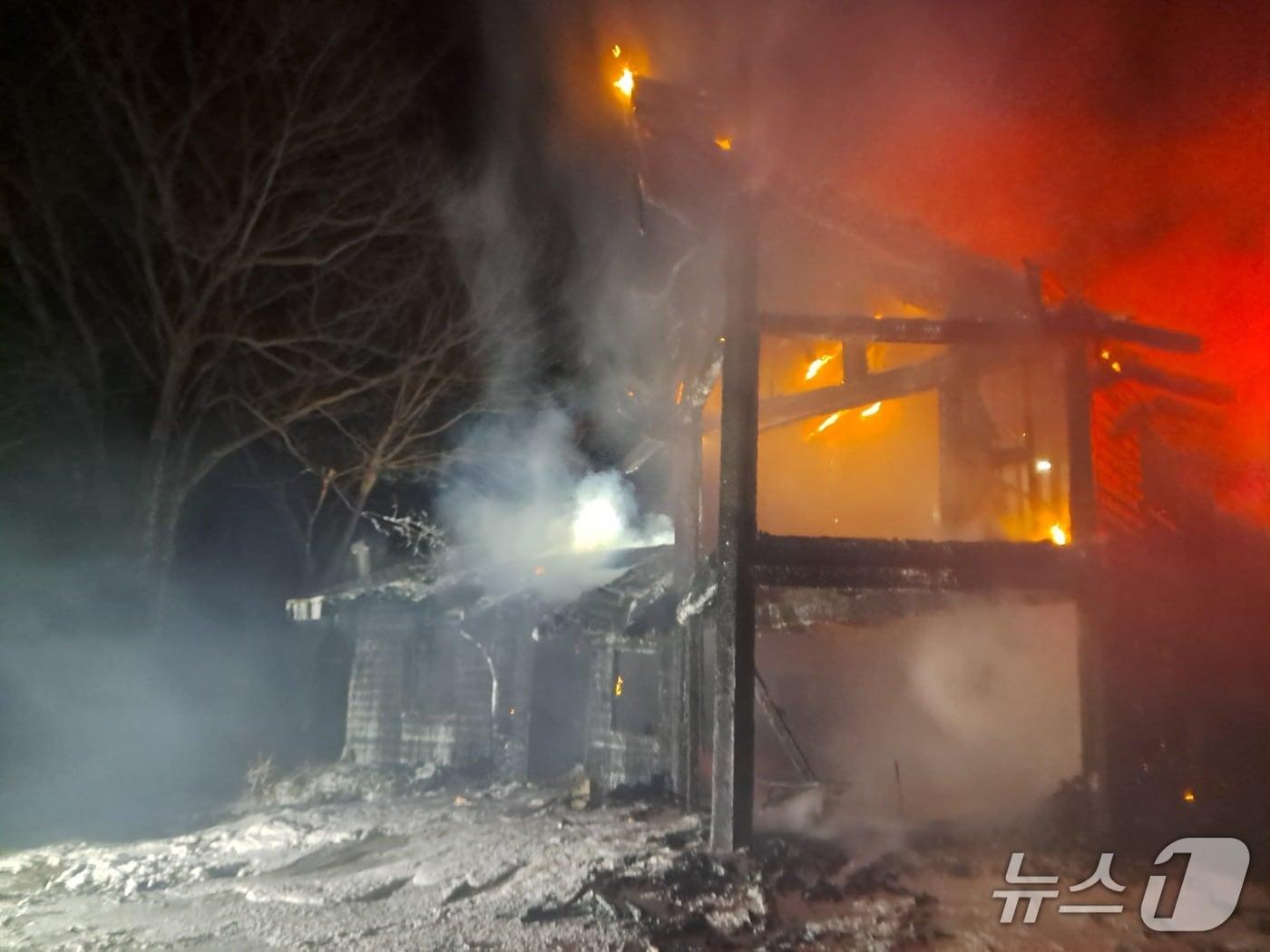 본문 이미지 - 13일 오후 5시 36분께 울산 울주군 상북면의 한 목조주택에서 불이 났다.(울산소방 제공. 재판매 및 DB금지)/뉴스1