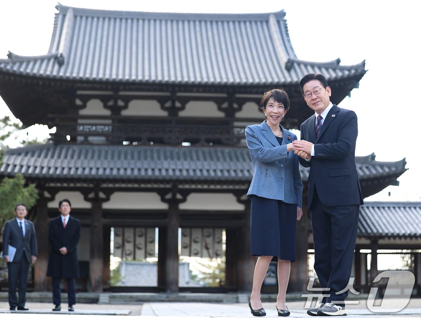 본문 이미지 - 이재명 대통령과 다카이치 사나에 일본 총리가 14일 일본 나라현 호류지를 방문해 기념촬영을 하고 있다. 2026.1.14 ⓒ 뉴스1 이재명 기자