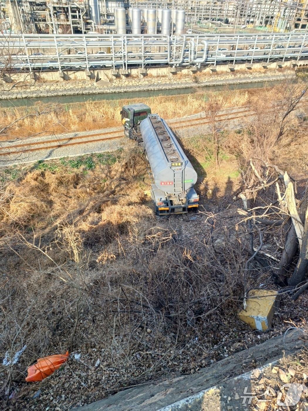 본문 이미지 - 14일 오전 10시 42분쯤 전남 여수서 탱크로리 차량이 승용차와 추돌 후 철길로 추락하는 사고가 발생했다. (여수소방서 제공. 재판매 및 DB금지)
