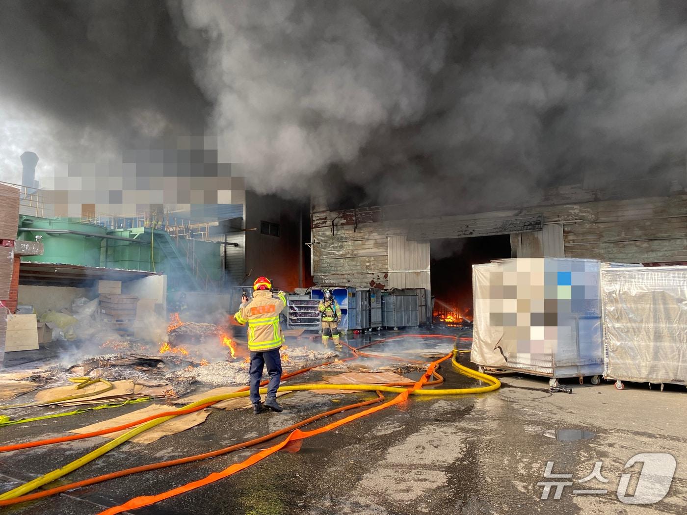 본문 이미지 - 14일 오전 10시 13분쯤 창원시 성산구 성주동의 한 공장에서 불이 나 소방관들이 진화에 나서고 있다.(창원소방본부 제공. 재판매 및 DB금지)