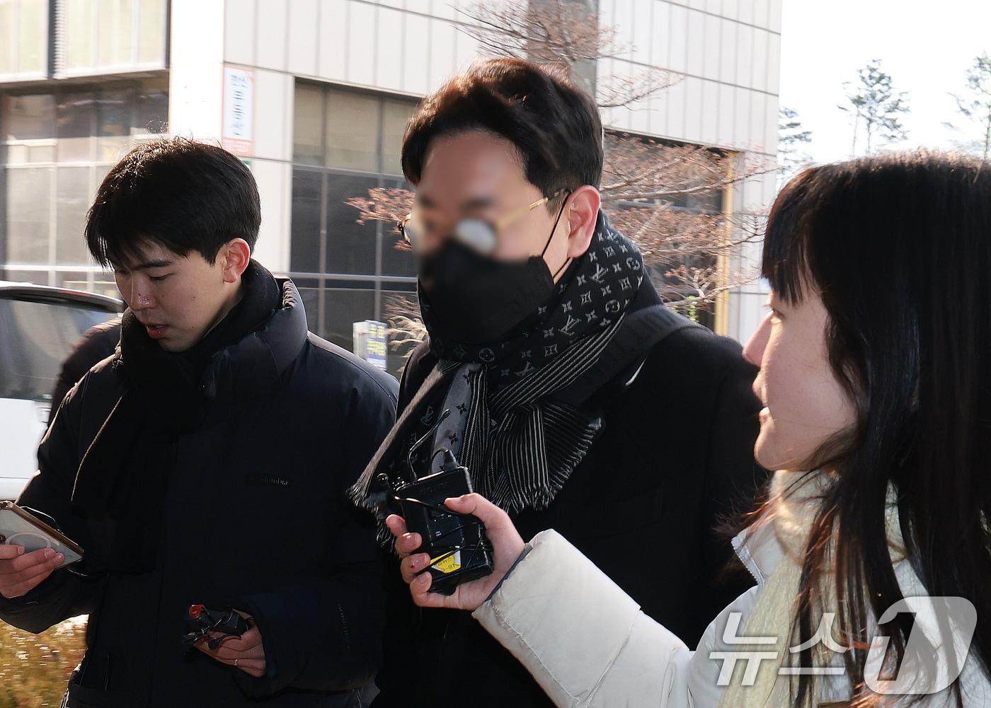 본문 이미지 - 전직 김병기 보좌관 A씨가 14일 서울 마포구 서울경찰청 광역수사단으로 출석하고 있다. 2026.1.14/뉴스1 ⓒ News1 이호윤 기자