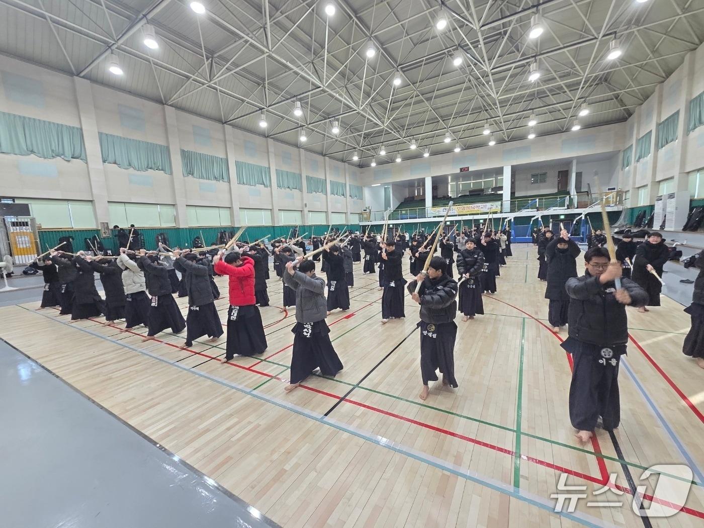 본문 이미지 - 동해시에서 전지훈련 중인 검도팀.(동해시 제공, 재판매 및 DB 금지) 2026.1.14/뉴스1