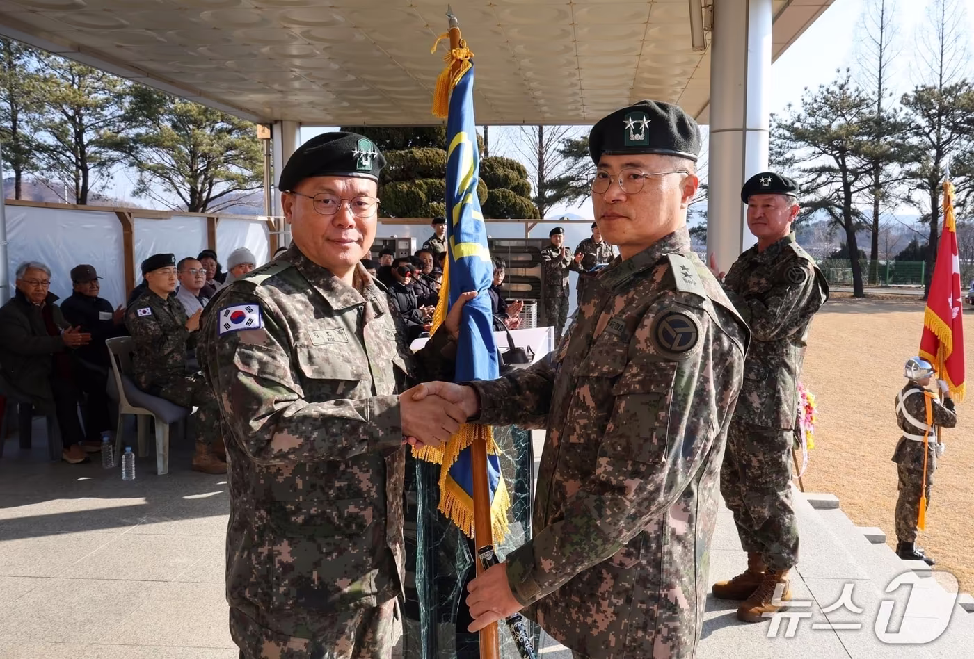 14일 열린 육군 37보병사단 41·42대 사단장 이·취임식에서 김경수 신임 사단장(오른쪽)이 김호복 2작전사령관으로부터 부대기를 전달받고 있다.(육군 37보병사단 제공, 재판매 및 DB금지)/뉴스1