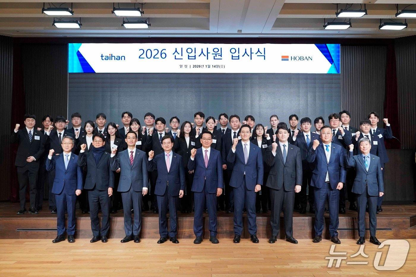 대한전선이 신입사원 입사식을 개최하고 단체 기념촬영을 하고 있다. 앞줄 왼쪽 세 번째부터 김준석 대한전선 부사장, 김선규 호반그룹 회장, 김상열 호반장학재단 이사장, 김대헌 호반그룹 기획총괄사장, 김민성 호반그룹 부사장(대한전선 제공)