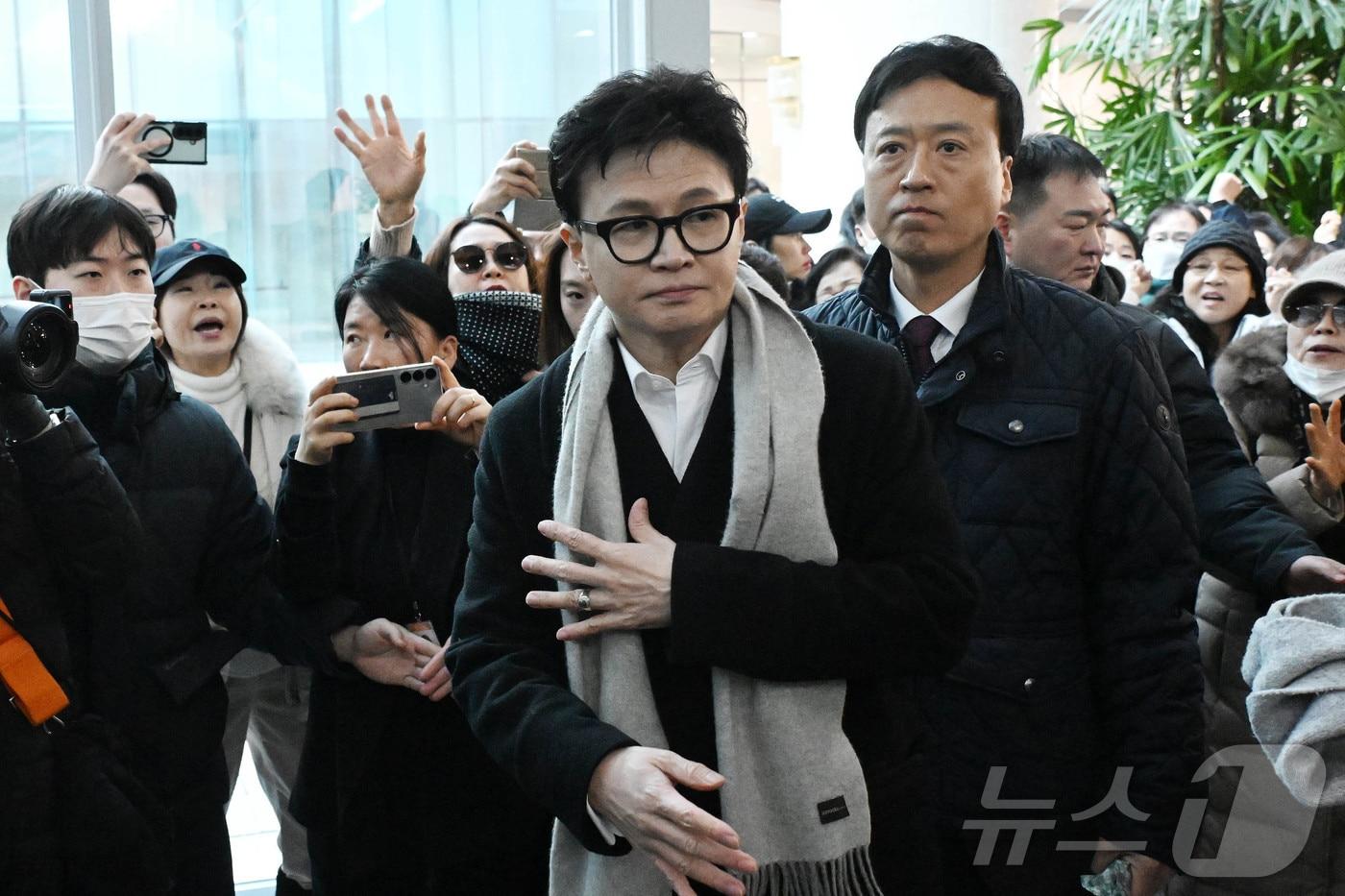 본문 이미지 - 한동훈 전 국민의힘 대표가 지난 14일 당 윤리위원회가 본인을 제명 결정한 것과 관련해 입장을 밝히기 위해 국회 소통관으로 향하고 있다. 오른쪽은 친한계 정성국 의원. (공동취재) 2026.1.14/뉴스1 ⓒ News1 신웅수 기자