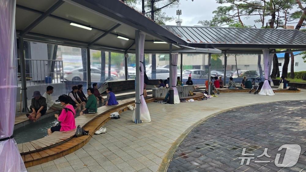 본문 이미지 - 엄사 족욕장 (계룡시 제공.재판매 및 DB금지)/뉴스1