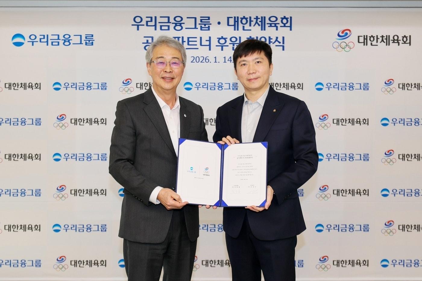 유승민 대한체육회장(오른쪽)과 임종룡 우리금융그룹 회장이 14일 서울 중구의 우리금융그룹 본사에서 '대한체육회 공식파트너 후원 협약식'에서 사진 촬영을 하고 있다. (대한체육회 제공)