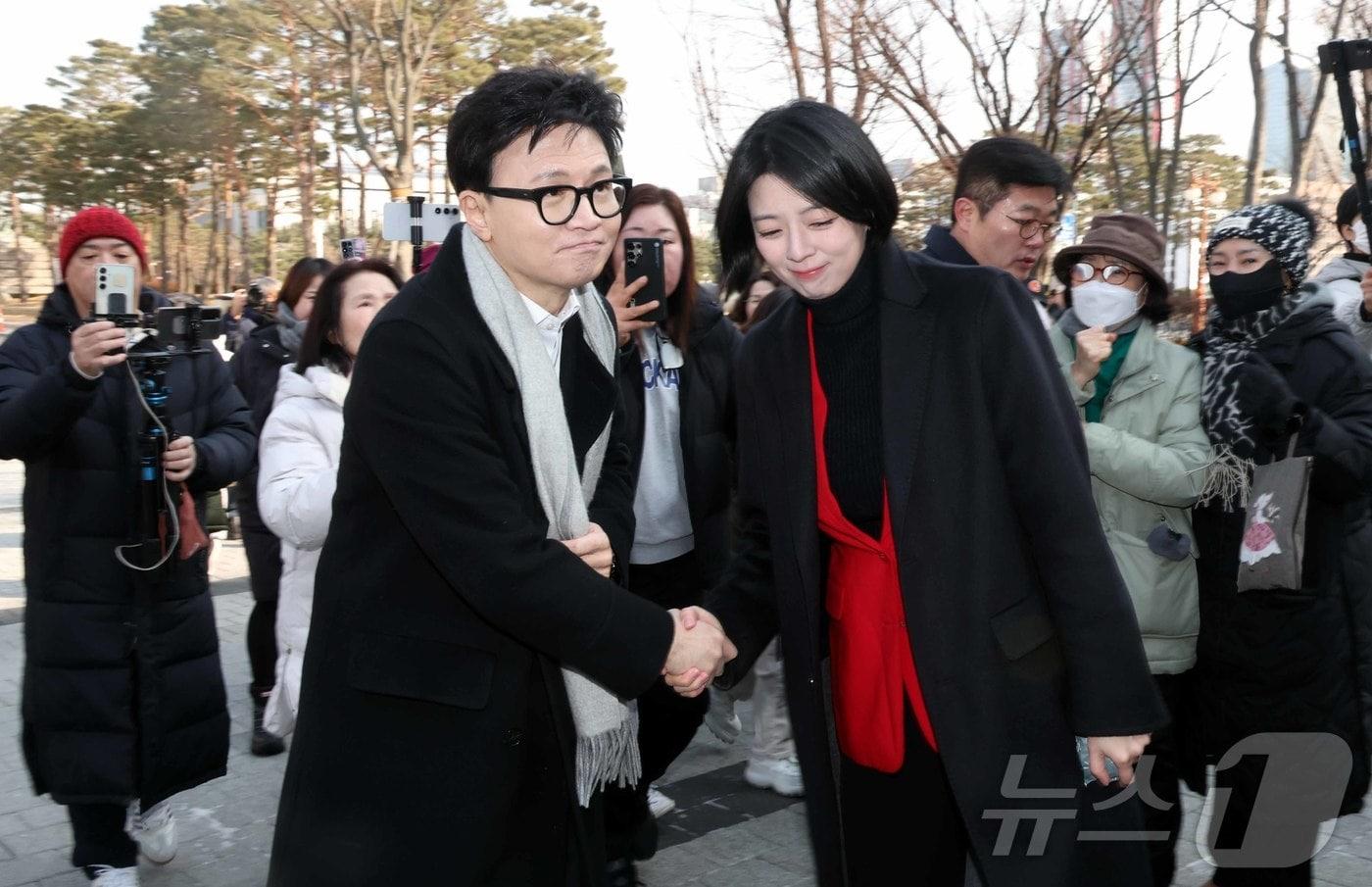 본문 이미지 - 한동훈 전 국민의힘 대표가 지난달 14일 당 윤리위원회가 본인을 제명 결정한 것과 관련해 입장을 밝히기 위해 국회 소통관으로 향하며 배현진 국민의힘 의원과 악수를 하고 있다. (공동취재) 2026.1.14/뉴스1 ⓒ News1 신웅수 기자