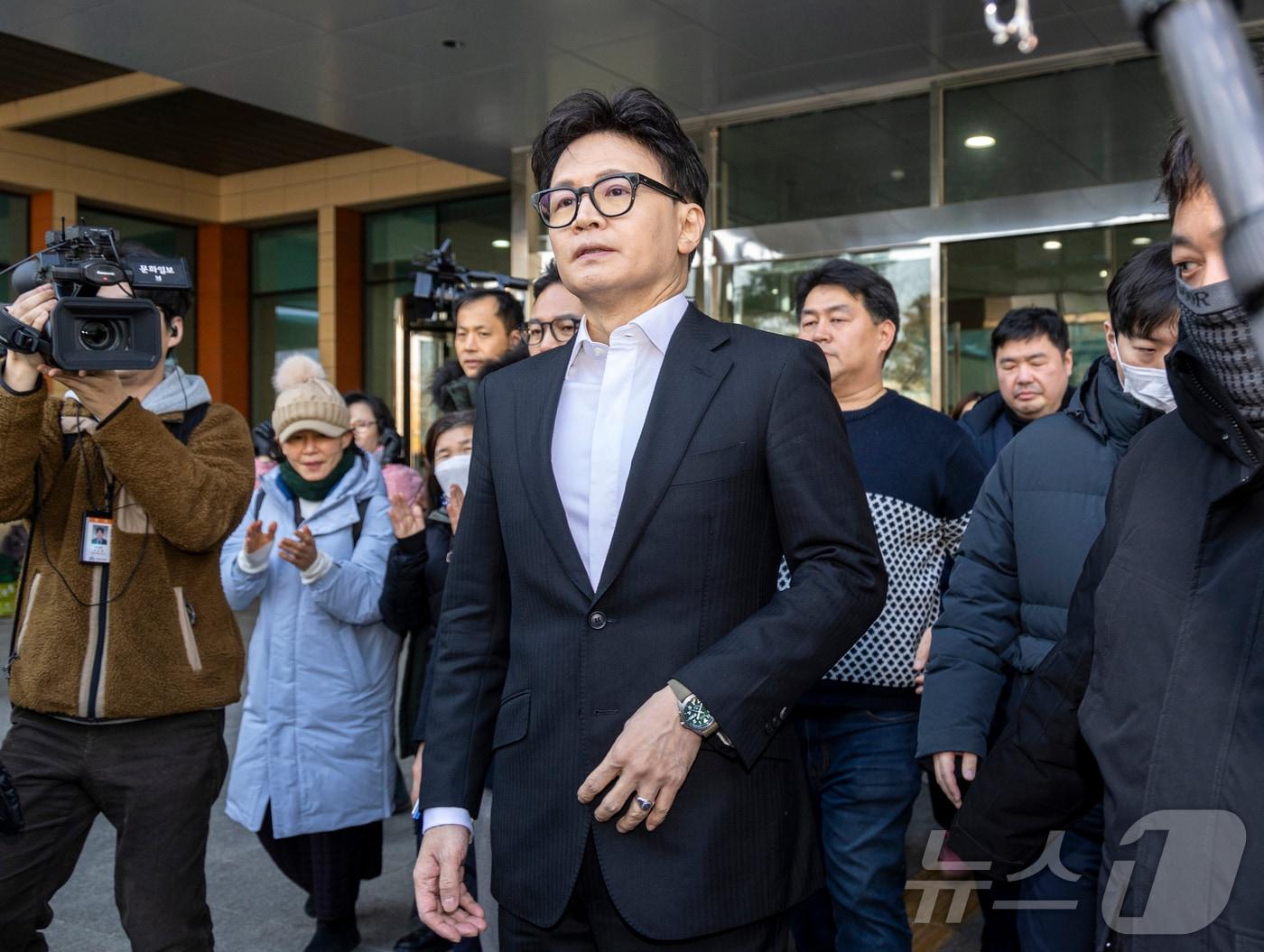 본문 이미지 - 한동훈 국민의힘 전 대표가 14일 국회 소통관에서 당 윤리위원회가 본인을 제명 결정한 것과 관련해 입장을 밝힌 뒤 회견장을 떠나고 있다. (공동취재) 2026.1.14/뉴스1 ⓒ News1 신웅수 기자