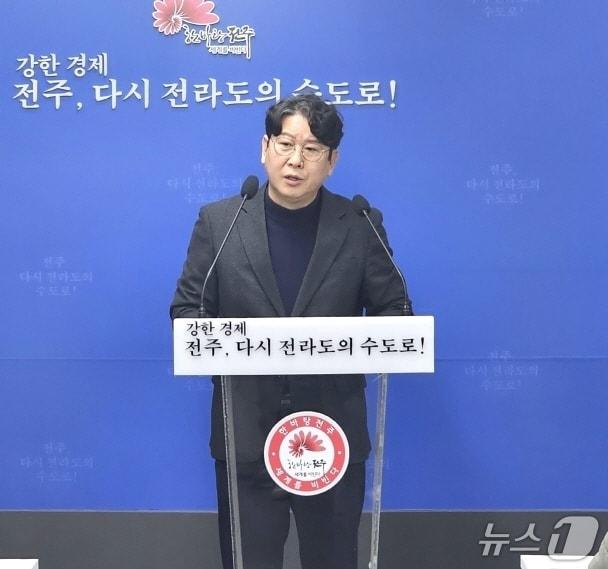 본문 이미지 - 김성수 건설안전국장은 14일 신년브리핑을 갖고 건설·안전·도시 분야 5대 중점 추진방향을 설명하고 있다./뉴스1