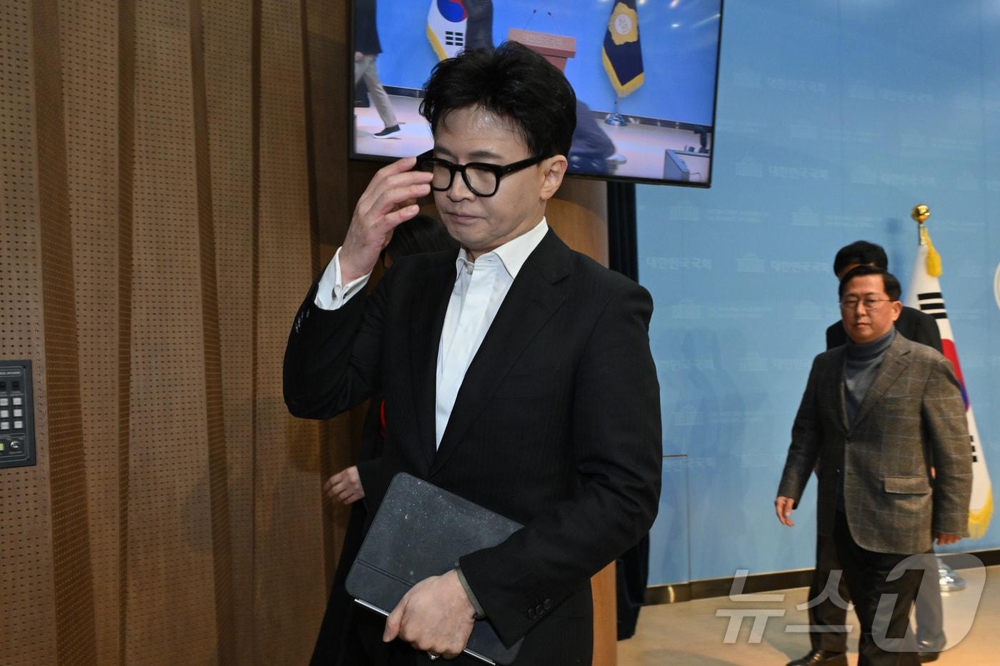 본문 이미지 - 한동훈 국민의힘 전 대표가 지난 14일 국회 소통관에서 제명 관련 기자회견을 한 후 이동하고 있다. (공동취재) 2026.1.14/뉴스1 ⓒ News1 신웅수 기자
