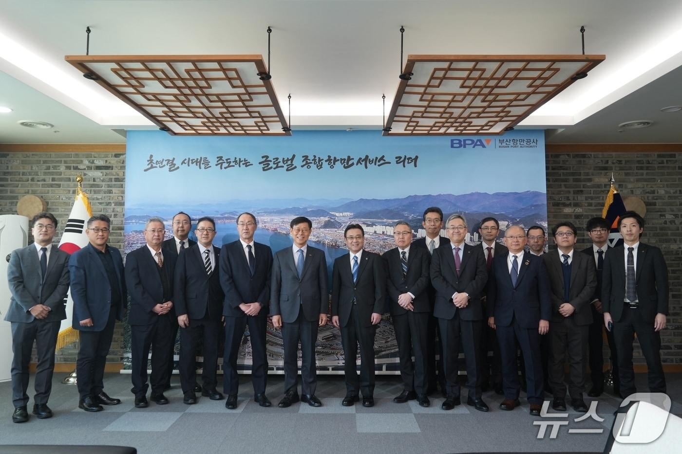 부산항을 방문한 하치노헤시 관계자들과 송상근 부산항만공사 사장이 기념촬영을 하고 있는 모습 (BPA 제공. 재판매 및 DB금지)