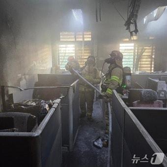 본문 이미지 - 14일 낮 12시 23분께 전북대학교 인문대 대학원생 연구실에서 불이 났다.(전북소방본부 제공. 재판매 및 DB금지)