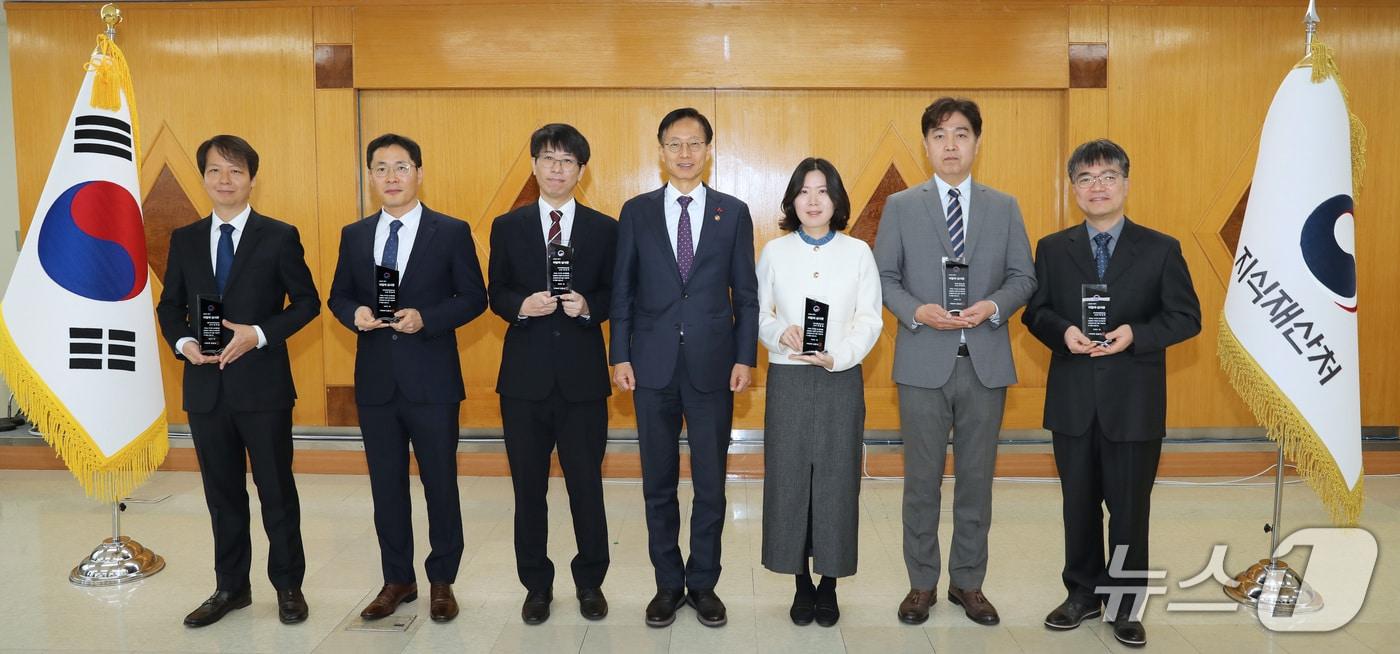 왼쪽부터 인공지능빅데이터심사과 권계민 심사관, 반도체제조공정심사과 한상국 심사관, 반도체제조장비심사팀 이선기 심사관, 김용선 지식재산처장, 화학식품상표심사과 이은경 심사관, 환경기술심사팀 이창주 심사관, 반도체조립공정심사팀 이석주 심사관(지식재산처 제공.재판매 및 DB금지)/뉴스1