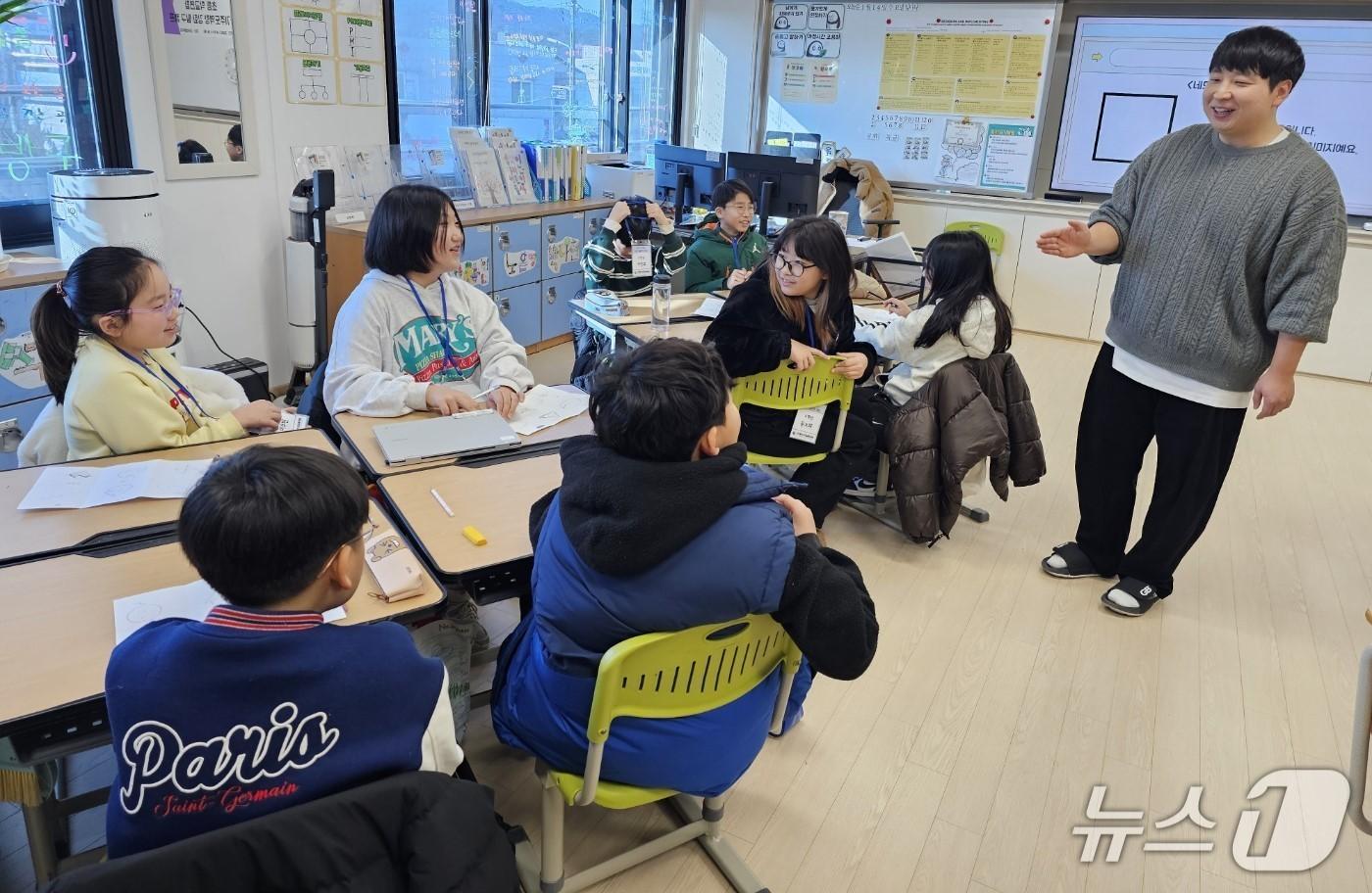 대구교육청이 군위군 대구 편입 후 교육력 향상을 위해 추진해 온 '군위 거점학교 정책'이 성과를 내고 있다. 사진은 군위초등학교 겨울방학 캠프 모습. (대구교육청 제공. 재판매 및 DB 금지)/뉴스1