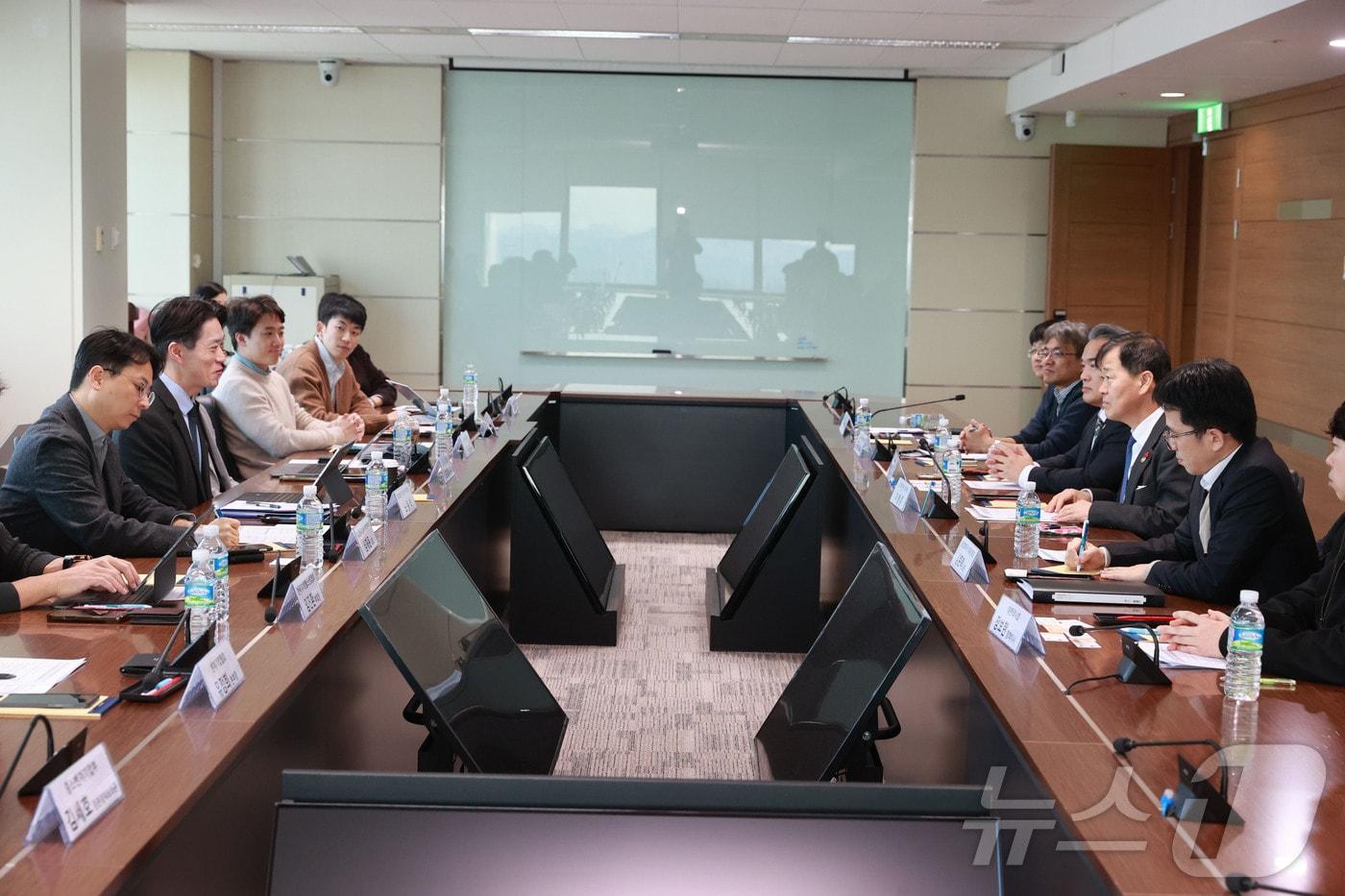 본문 이미지 - 노용석 중소벤처기업부 제1차관과 이형훈 보건복지부 제2차관이 14일 ’중소벤처기업부-보건복지부 약사법 개정안 관련 공동간담회‘에 참석해 있다. (중소벤처기업부 제공. 재판매 및 DB 금지) 2026.1.14/뉴스1