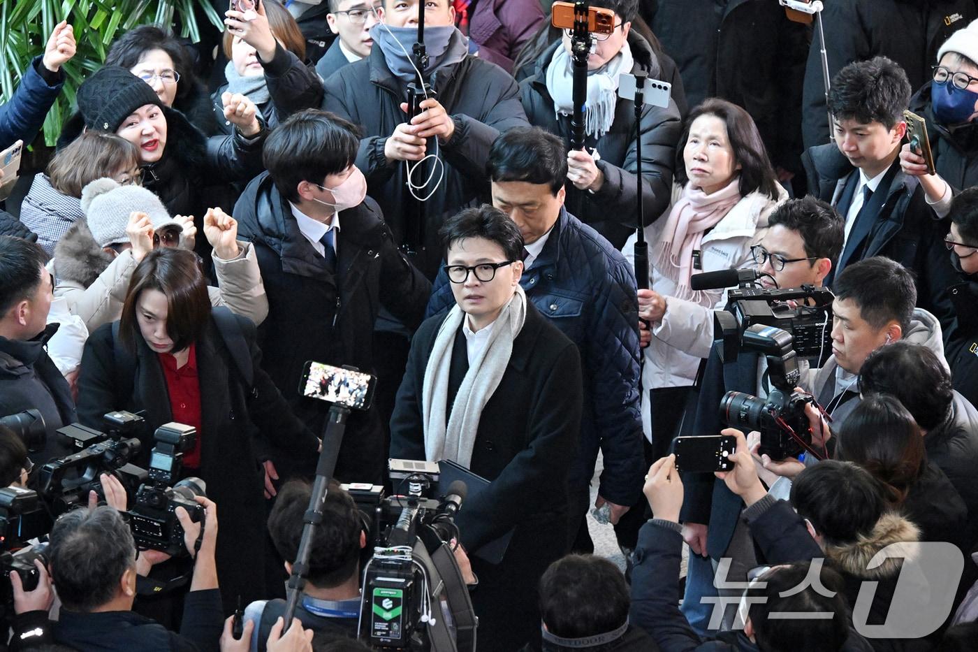 한동훈 전 국민의힘 대표가 14일 서울 여의도 국회 소통관에 도착하며 지지자들의 응원을 받고 있다. (공동취재) 2026.1.14/뉴스1 ⓒ News1 신웅수 기자