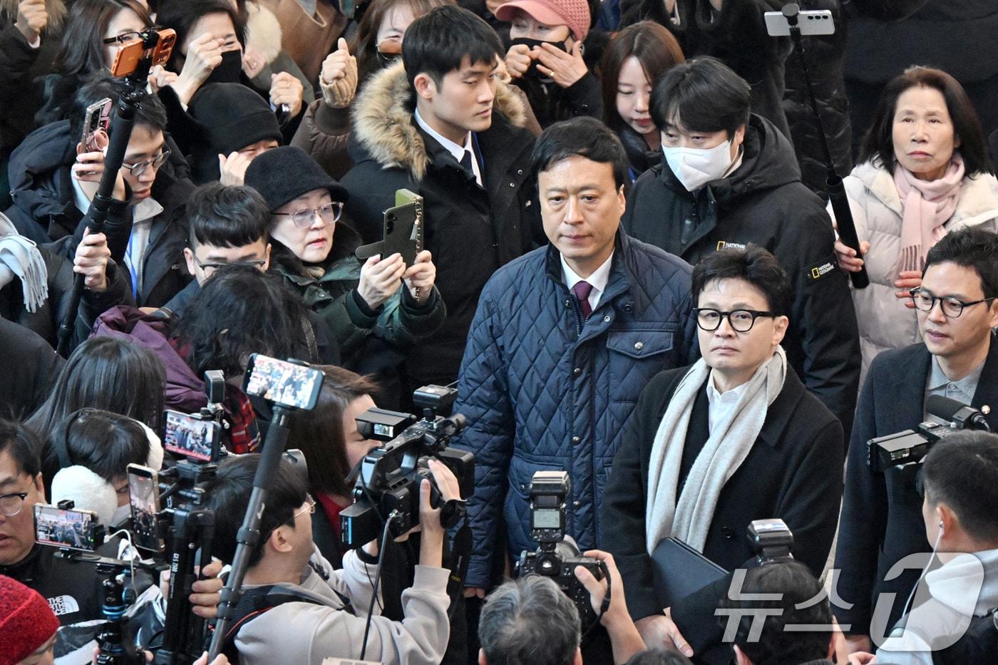 한동훈 전 국민의힘 대표가 14일 서울 여의도 국회 소통관에 도착하며 지지자들의 응원을 받고 있다. (공동취재) 2026.1.14/뉴스1 ⓒ News1 신웅수 기자