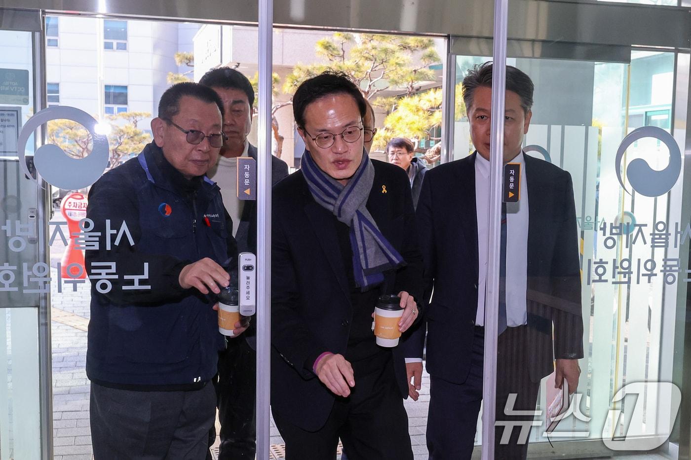 박주민 더불어민주당 의원이 서울 시내버스 파업 이틀째인 14일 오후 영등포구 서울지방노동위원회를 찾아 서울 시내버스 노사 협상에 앞서 박점곤 서울시버스노동조합 위원장 등과 대화하고 있다. 2026.1.14/뉴스1 ⓒ News1 안은나 기자