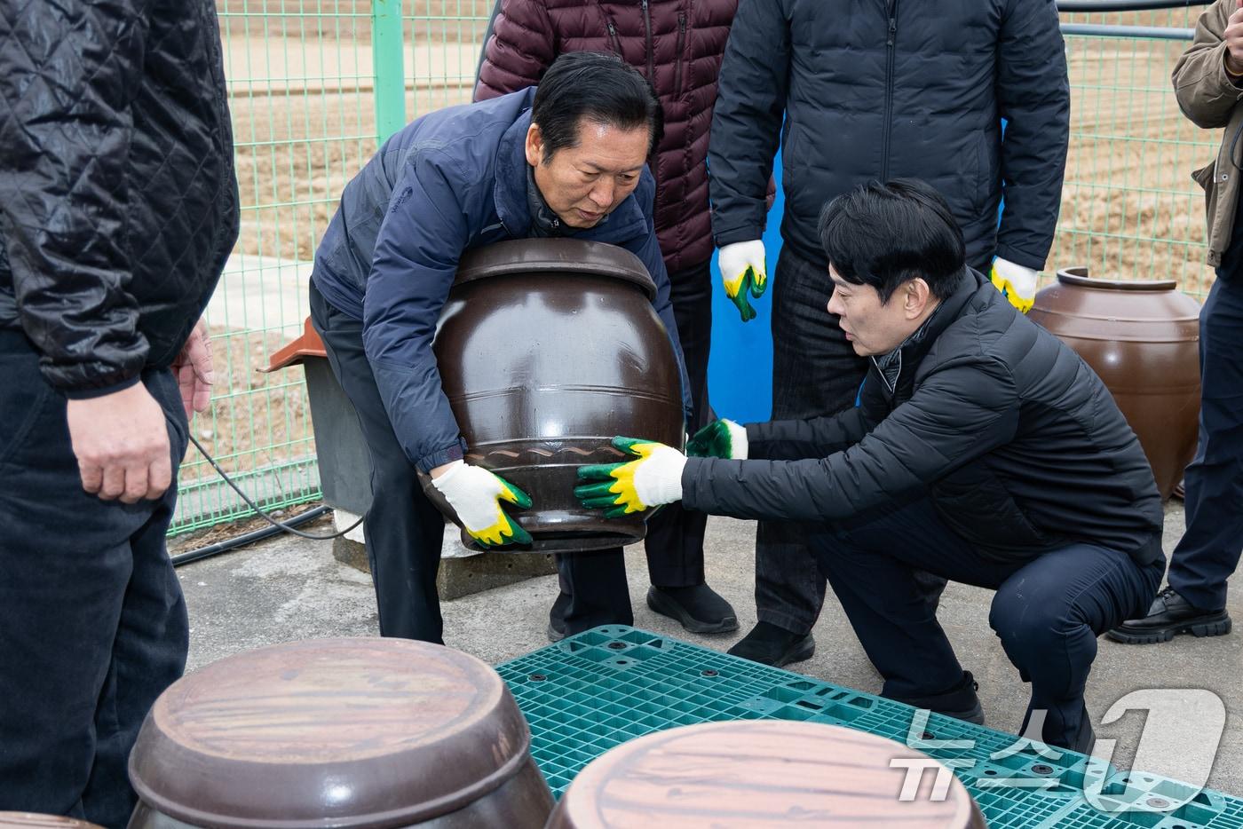 정청래 더불어민주당 대표가 14일 충남 당진시 백석올미마을기업을 방문해 장독 옮기기 작업을 하고 있다. 2026.1.14/뉴스1 ⓒ News1 유승관 기자