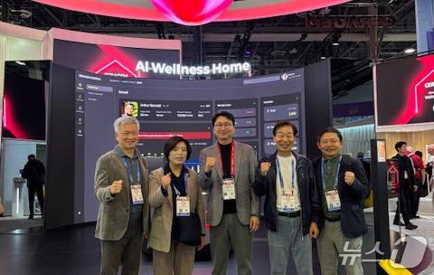 본문 이미지 - 신계용 과천시장(왼쪽 두 번째)이 'CES 2026' 전시회를 방문했다.(과천시 제공)