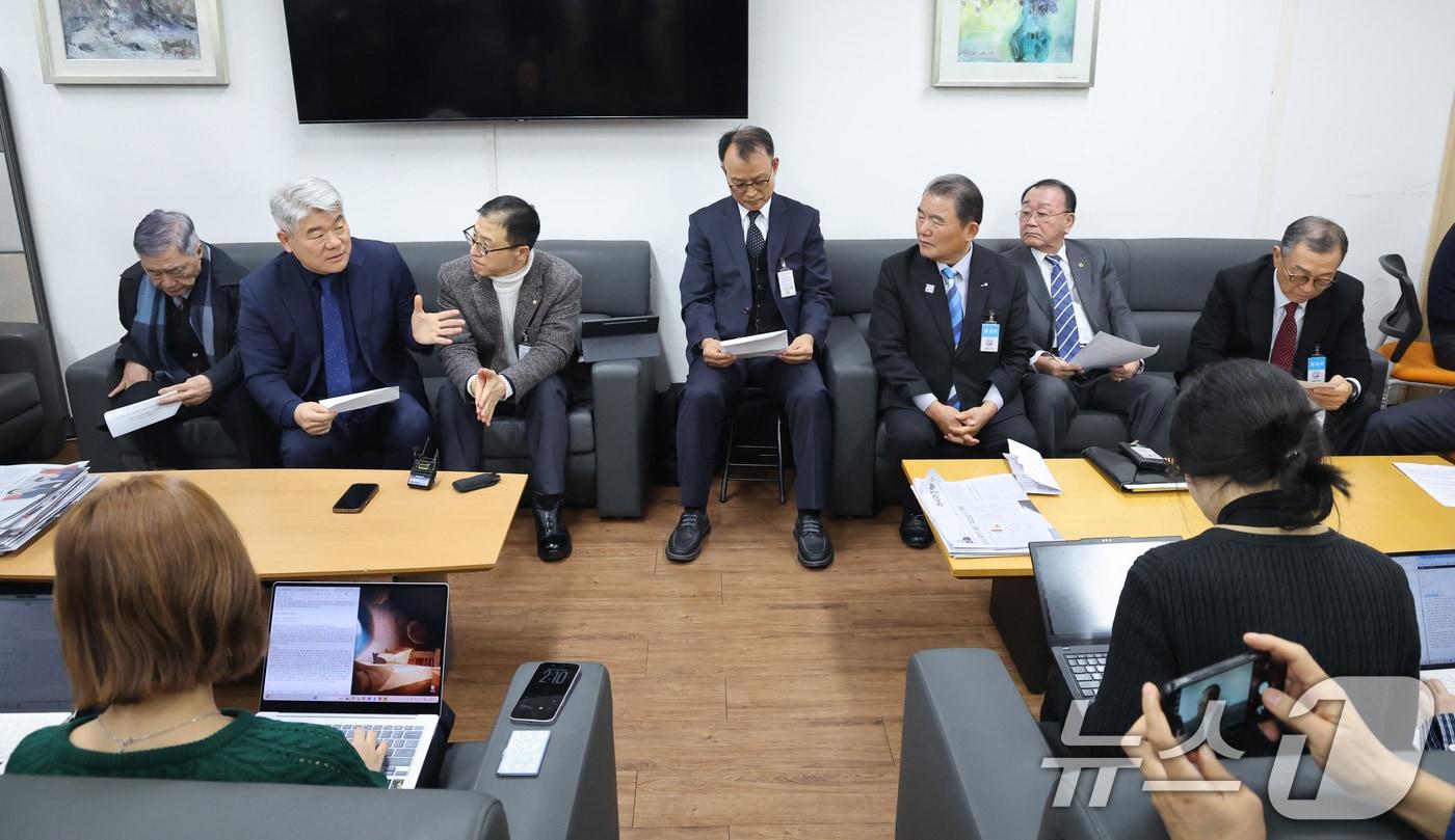 김진향 한반도평화경제회의 의장 등 남북경협기관·단체장이 14일 오후 서울 종로구 정부서울청사에서 '남북경협 기관·단체 남북관계 신뢰회복-평화복원' 기자회견을 하고 있다. 2026.1.14/뉴스1 ⓒ News1 임세영 기자